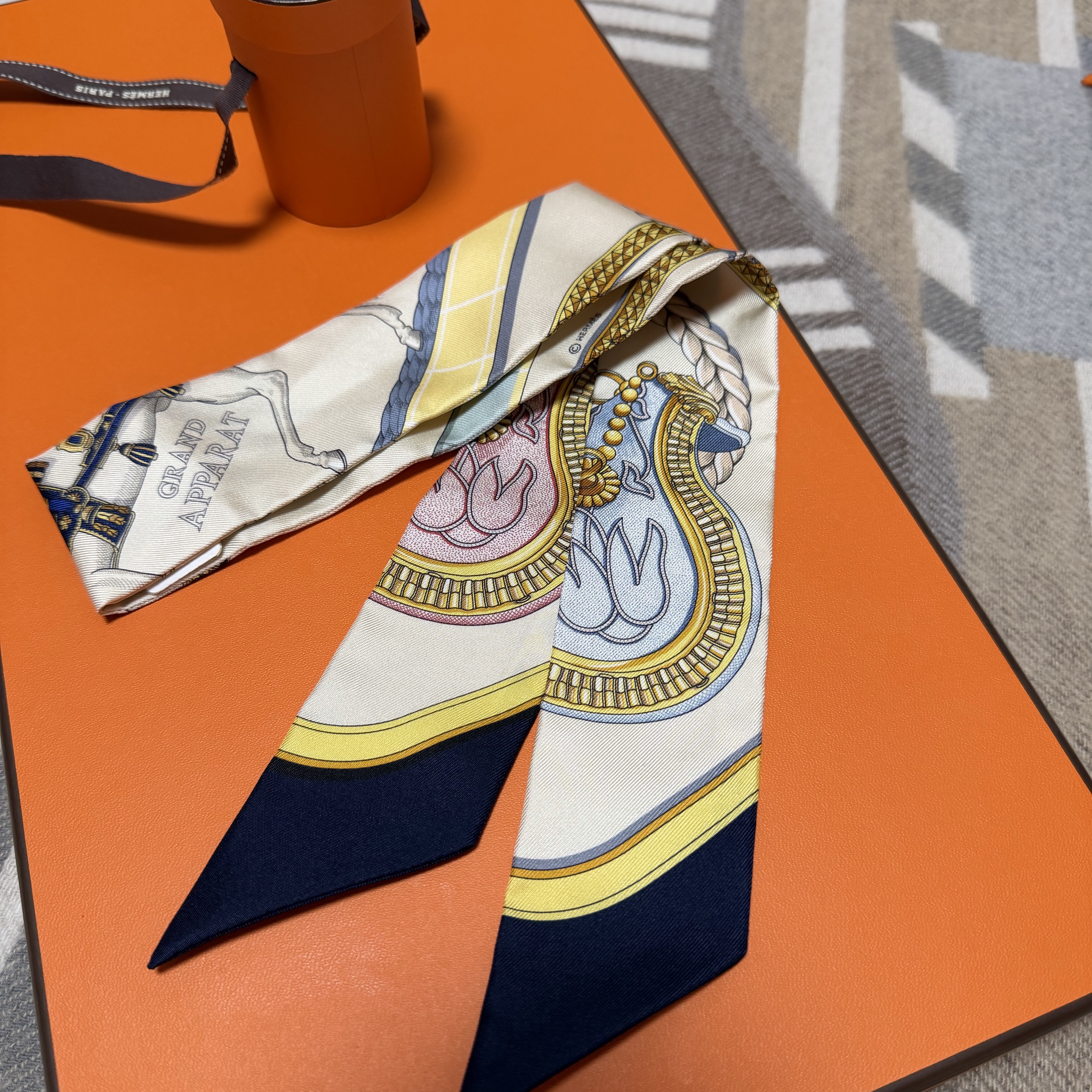 (W) Hermes Grand Apparat Twilly Ivoire Marine Rose 착용 스타일 - 2