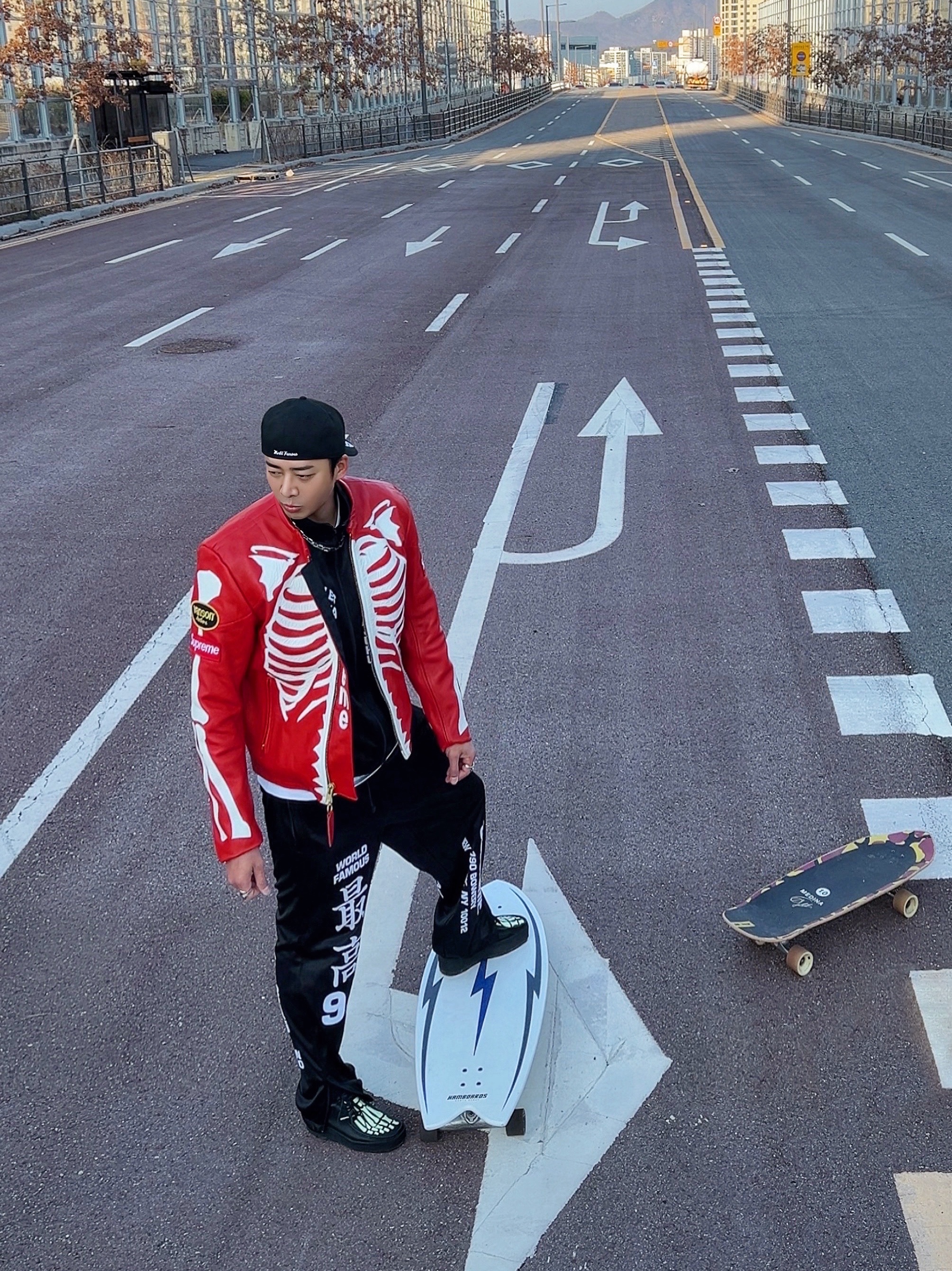 Supreme Bones Box Logo New Era Black - 25SS, Supreme Worldwide Tricot Track Jacket Black - 25SS 착용 스타일 - 1