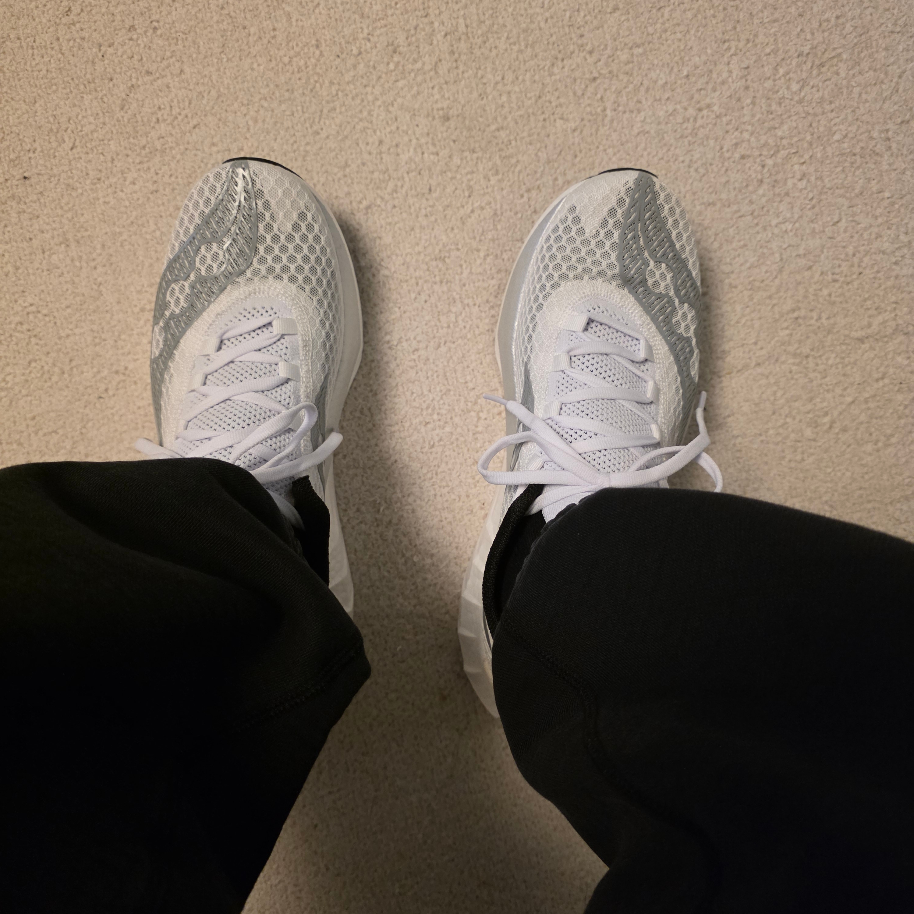Saucony Endorphin Pro 4 White Silver 착용 스타일