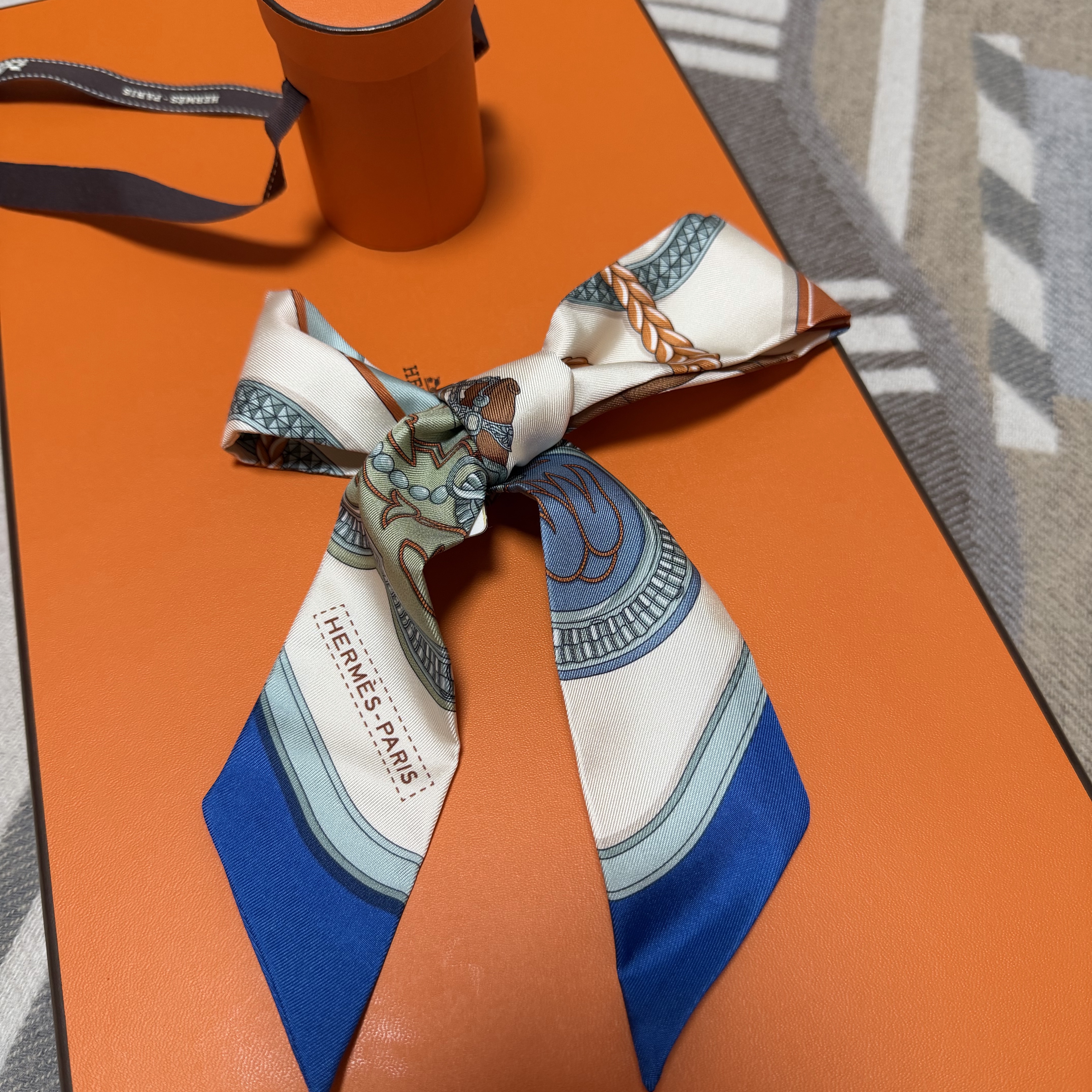 (W) Hermes Grand Apparat Twilly Creme Bleu Terracotta 착용 스타일 - 1