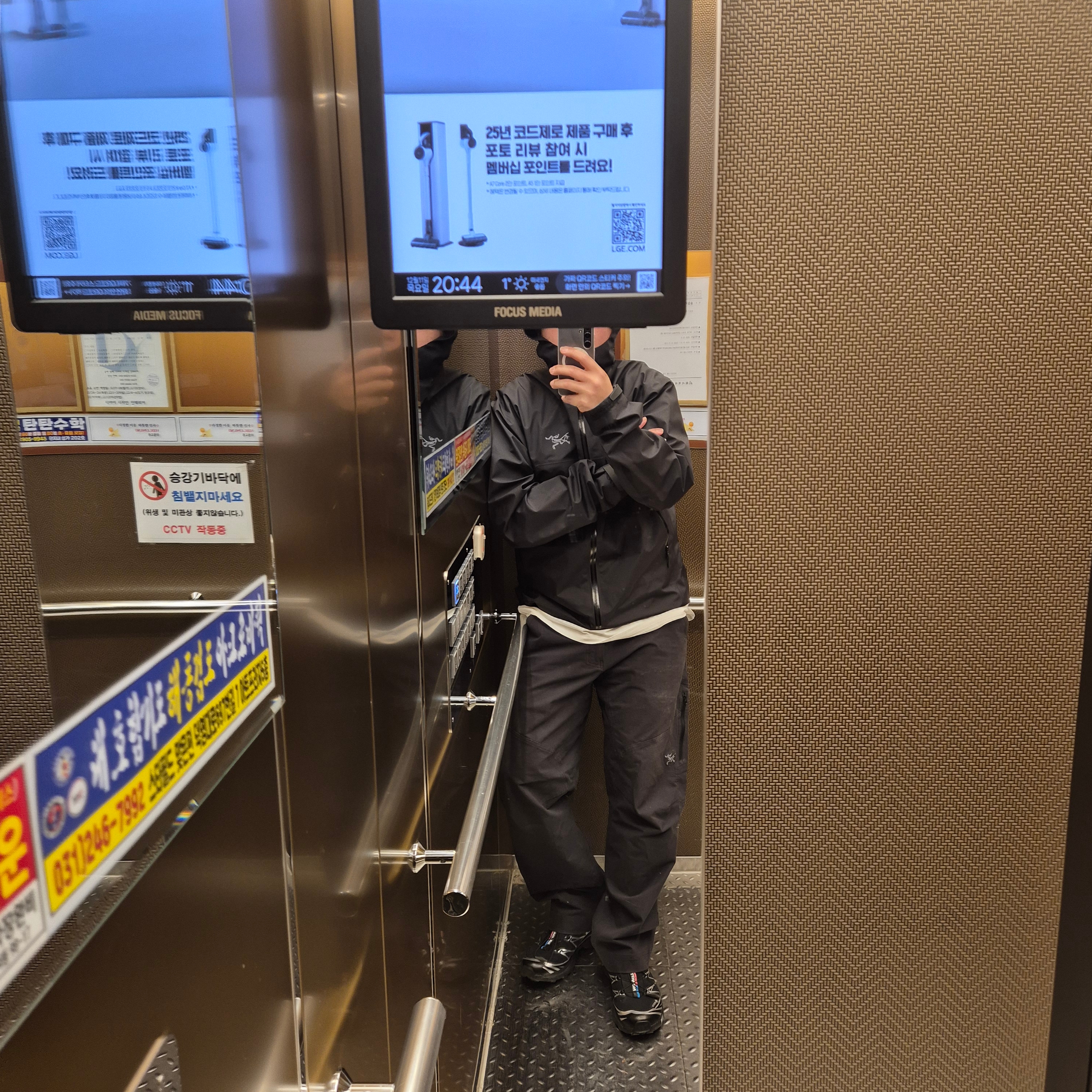 Arc'teryx Beta Jacket Black, Arc'teryx Cronin Pants Black 착용 스타일 - 2