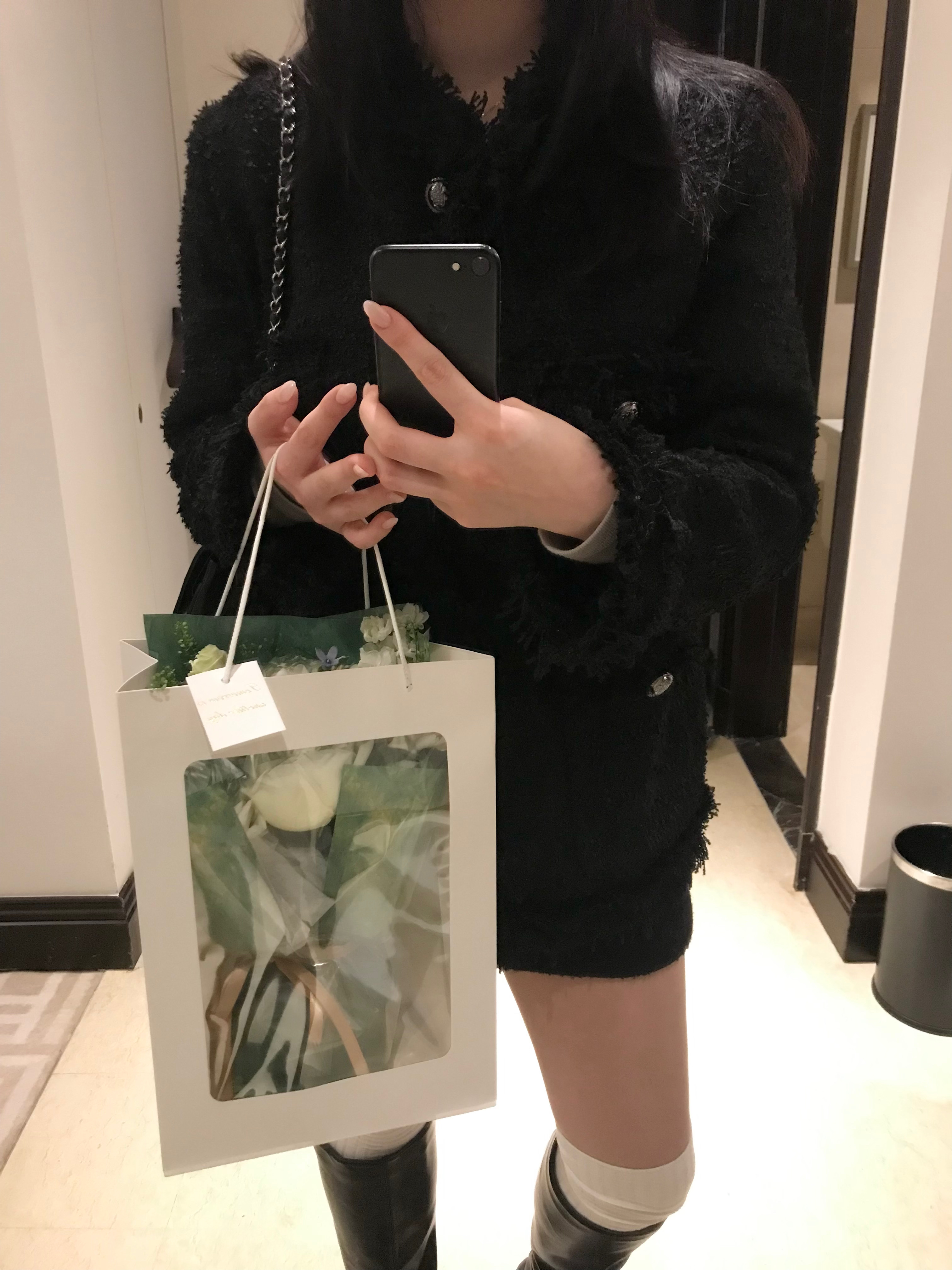 Chanel Small Classic Handbag Grained Calfskin & Silver Black 착용 스타일 - 2