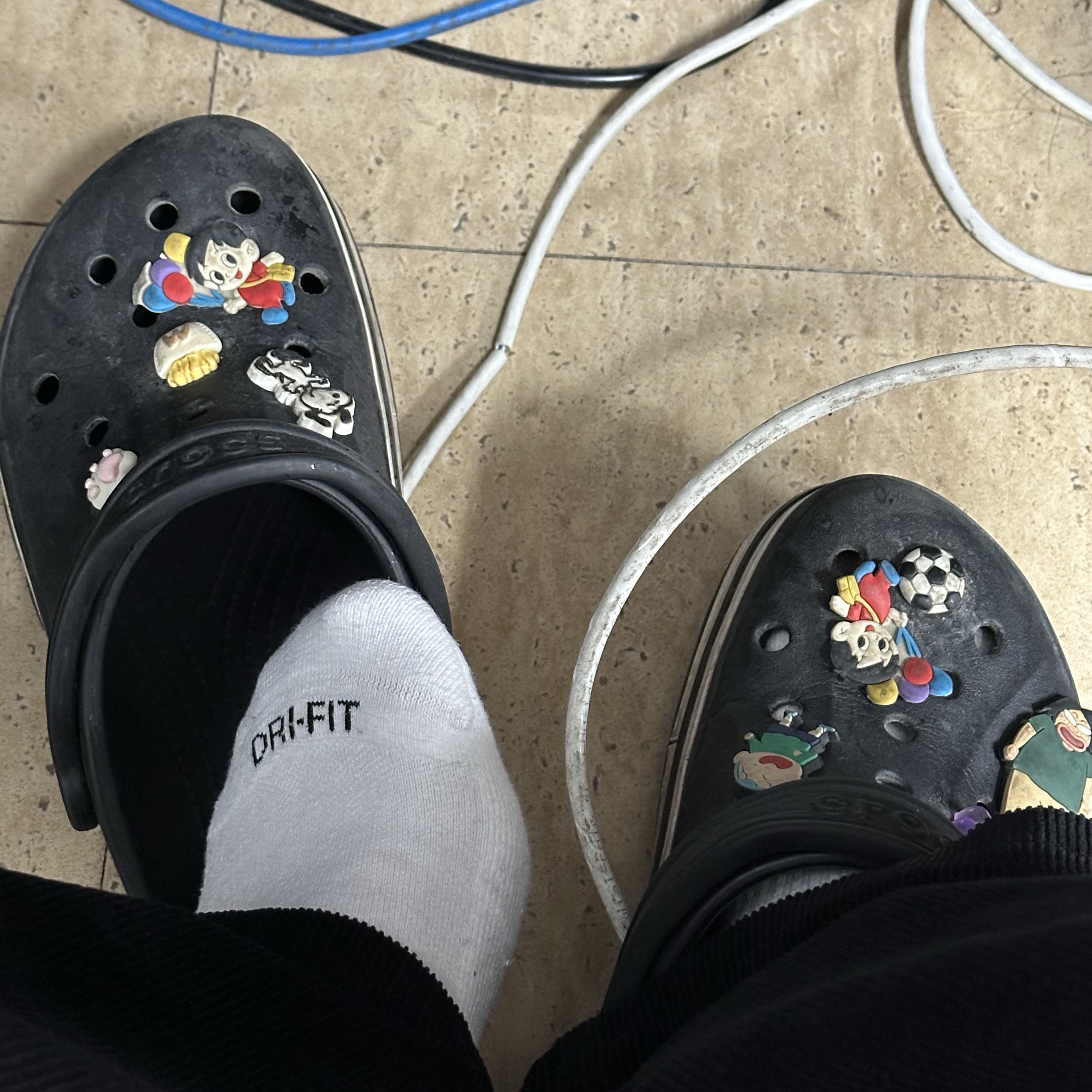 Crocs Bayaband Clog Black White 착용 스타일