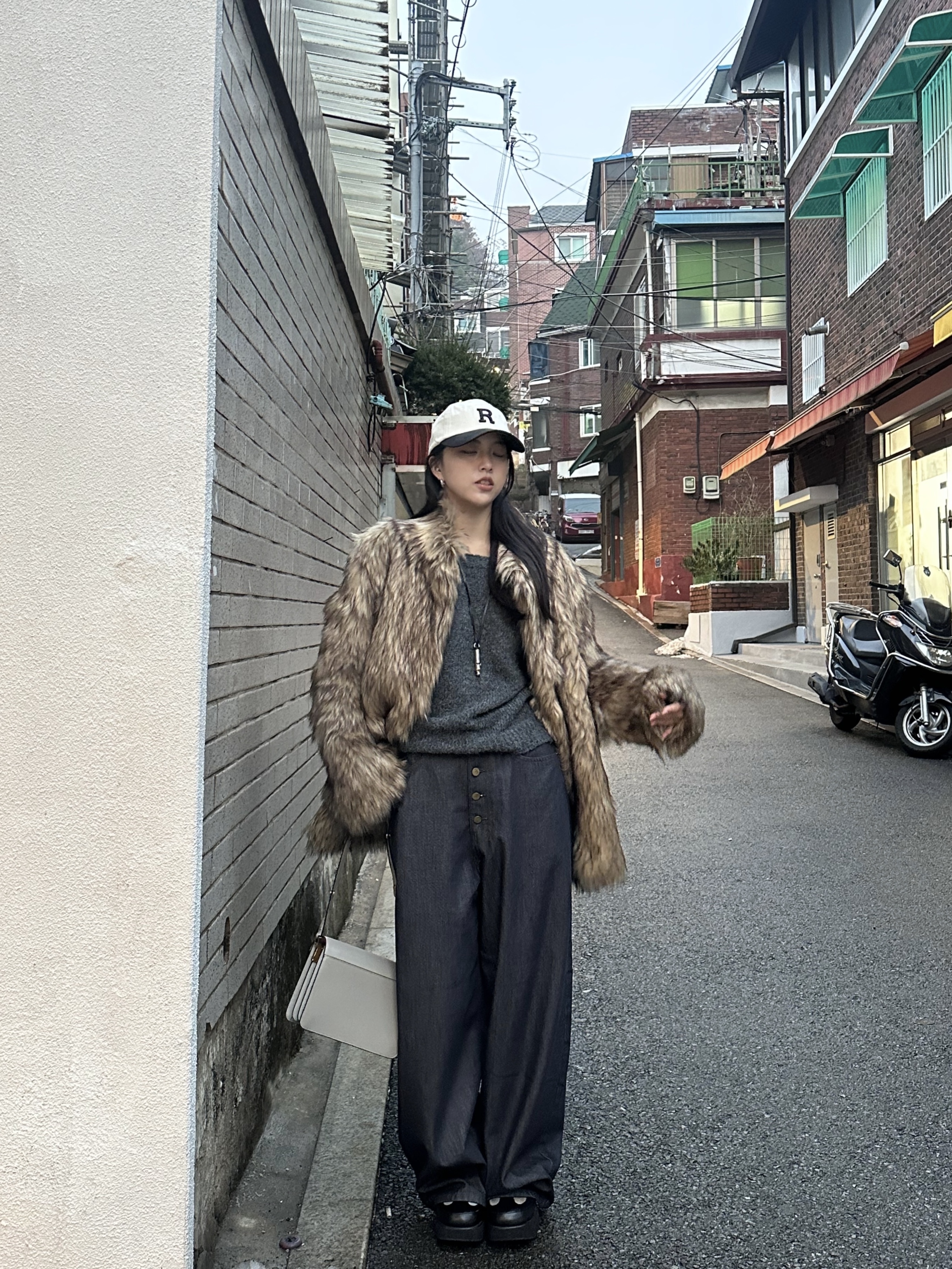 Marni Calfskin Medium Trunk Bag Grey, Marni Saffiano Medium Trunk Bag Grey 착용 스타일 - 7