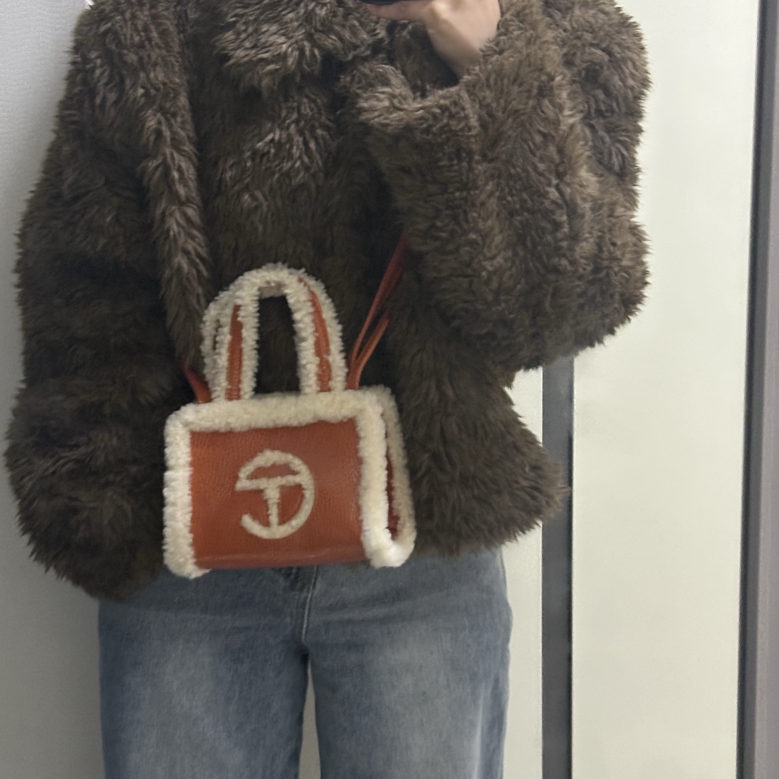 Telfar x UGG Small Shopper Crinkle Spicy Pumpkin 착용 스타일