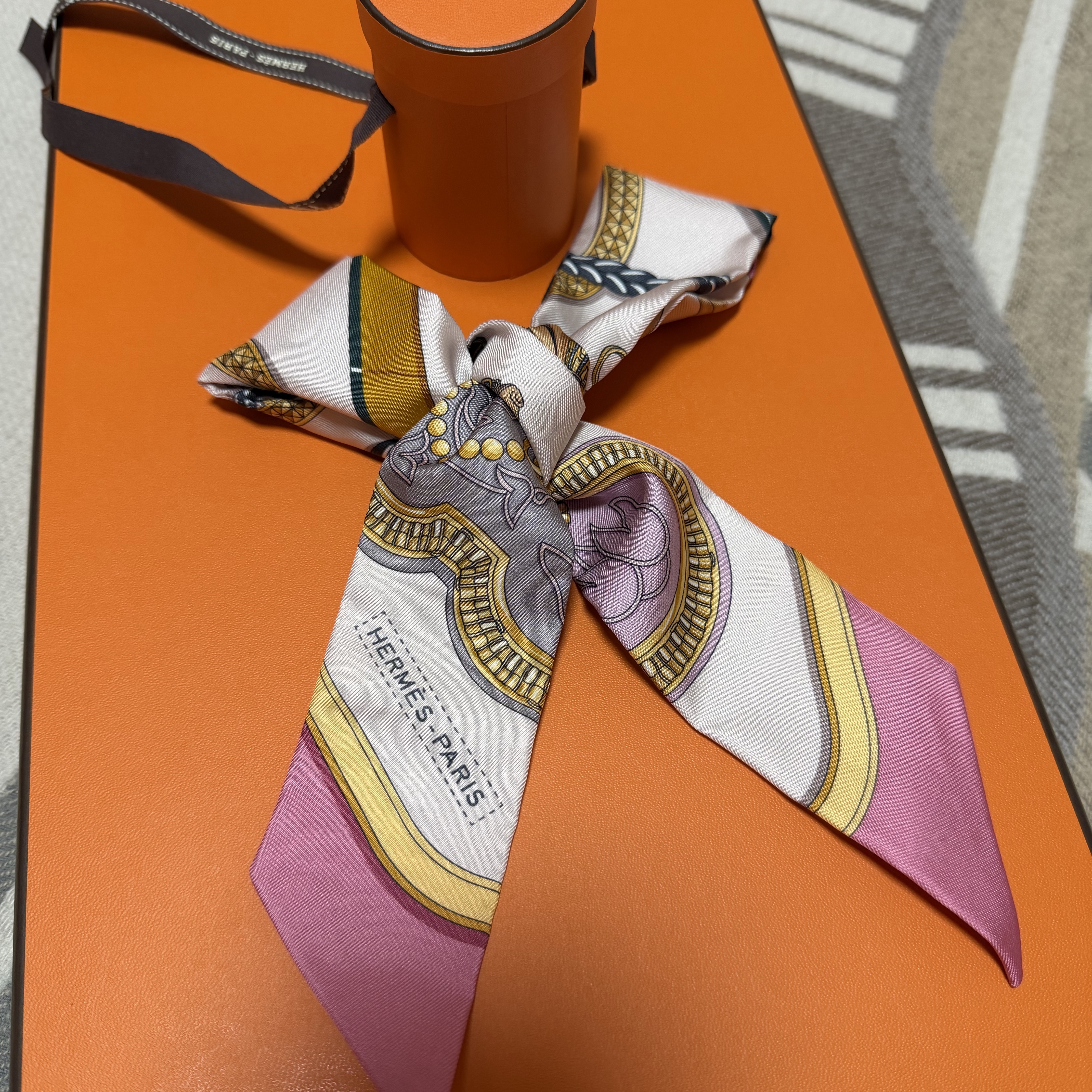 (W) Hermes Grand Apparat Twilly Rose Nacre Gold Anthracite 착용 스타일 - 1