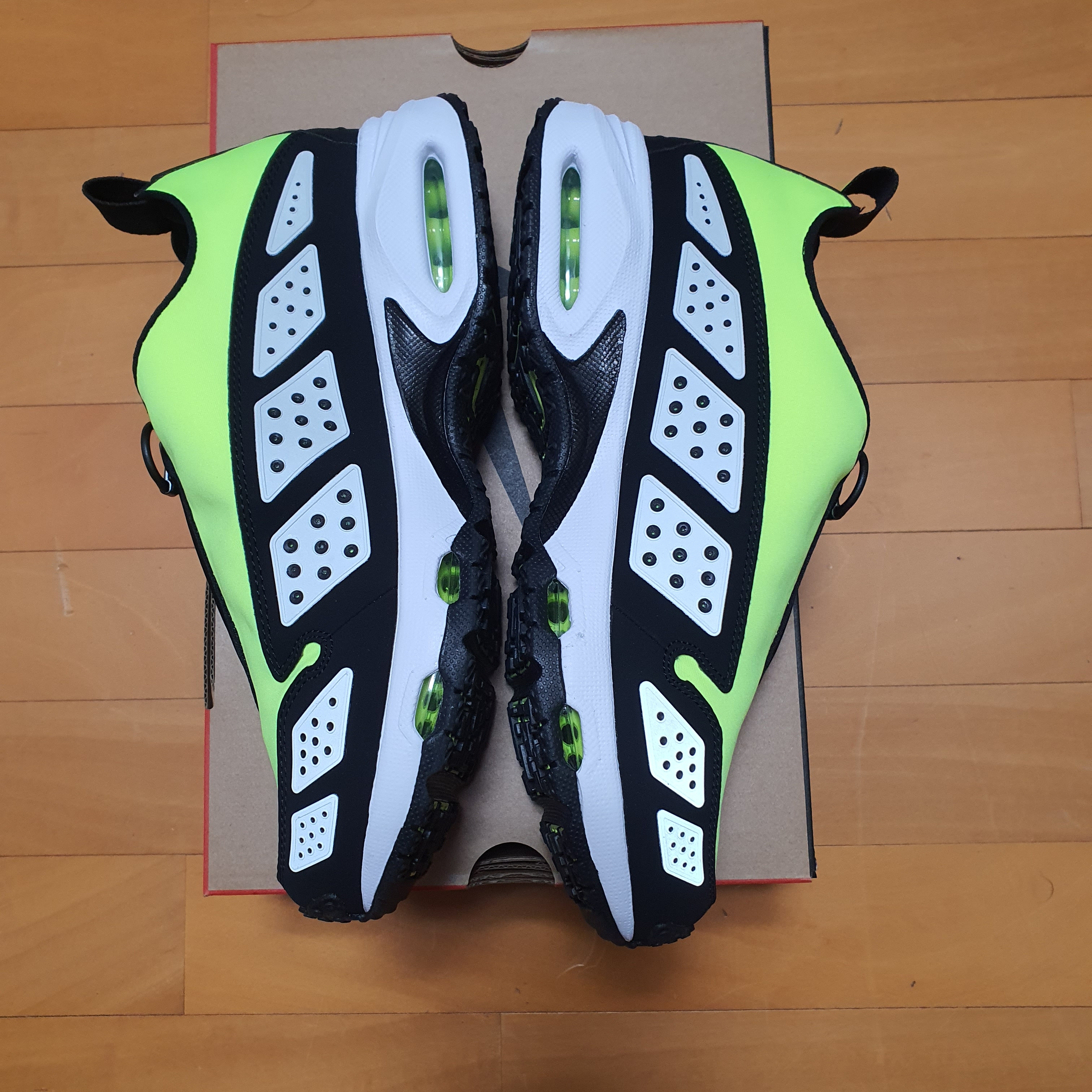 (W) Nike Air Max SNDR Volt and Black 착용 스타일