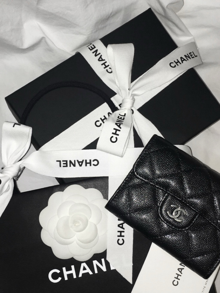 Chanel Classic Card Holder Grained Calfskin & Silver Black 착용 스타일 - 2