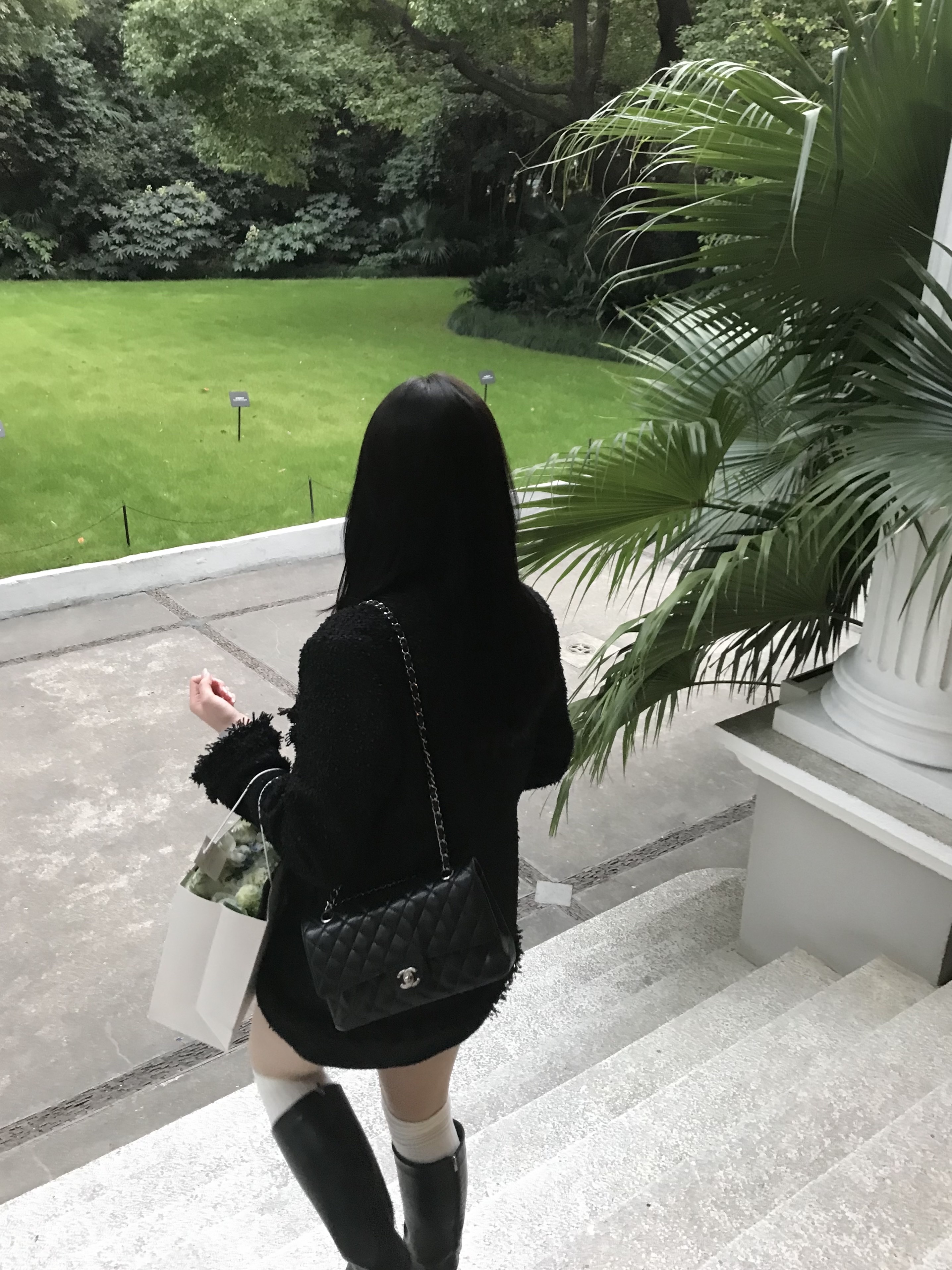 Chanel Small Classic Handbag Grained Calfskin & Silver Black 착용 스타일 - 5
