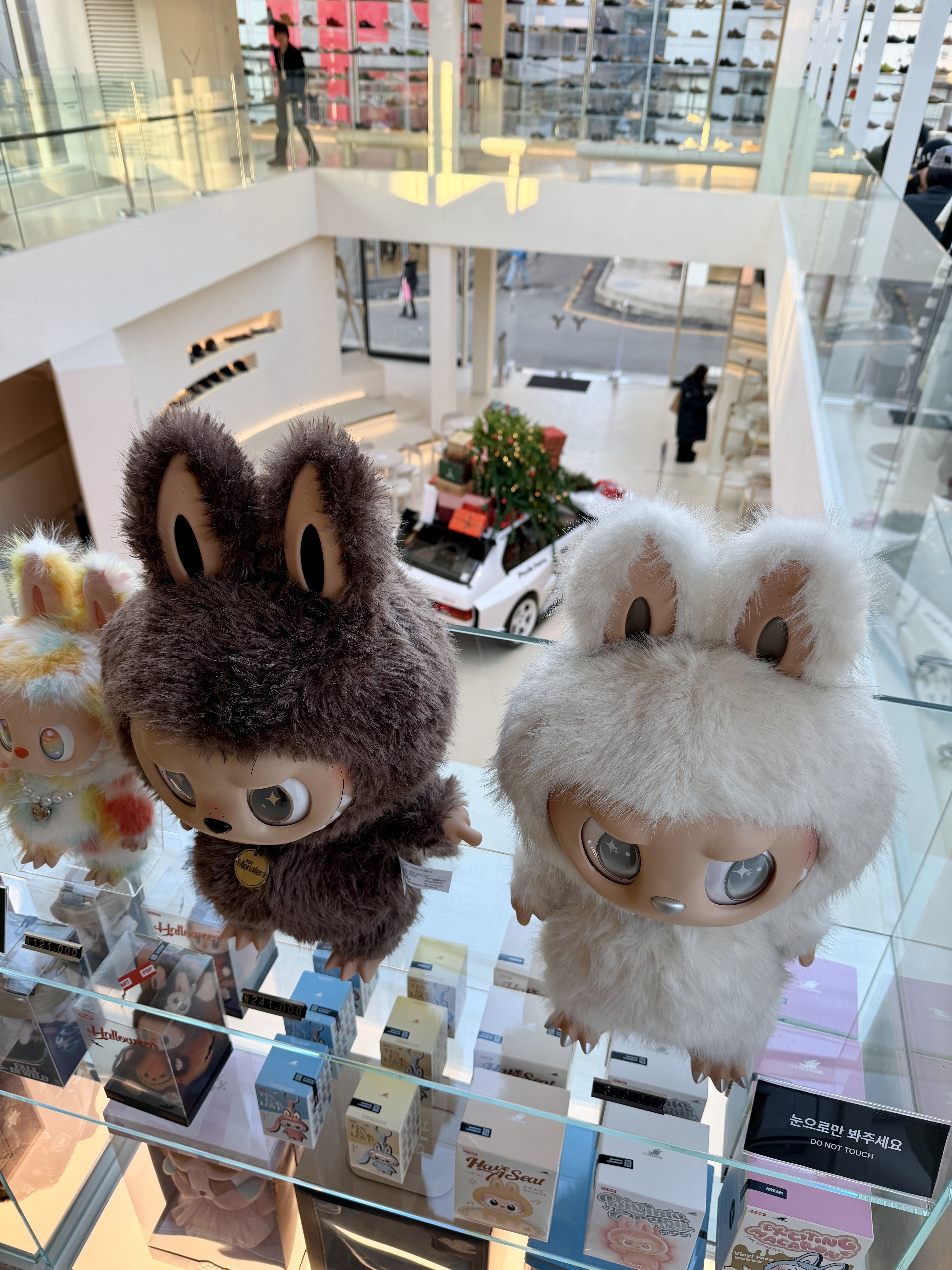 Pop Mart The Monsters I Found You Vinyl Face Doll, Pop Mart The Monsters Zimomo Angel In Clouds Vinyl Face Doll 착용 스타일