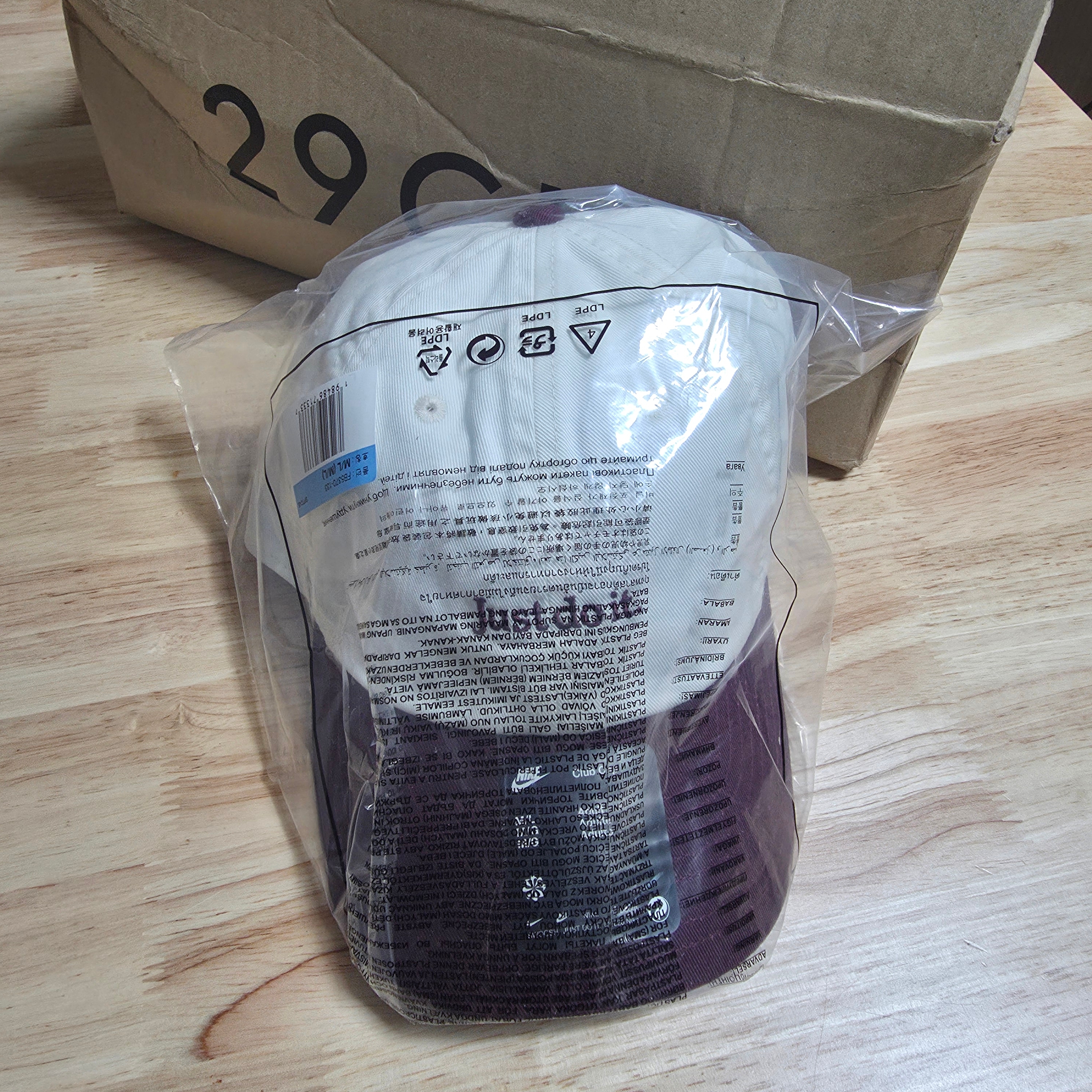 Nike Club Unstructured Tennis Cap Sail Burgundy Crush 착용 스타일 - 1