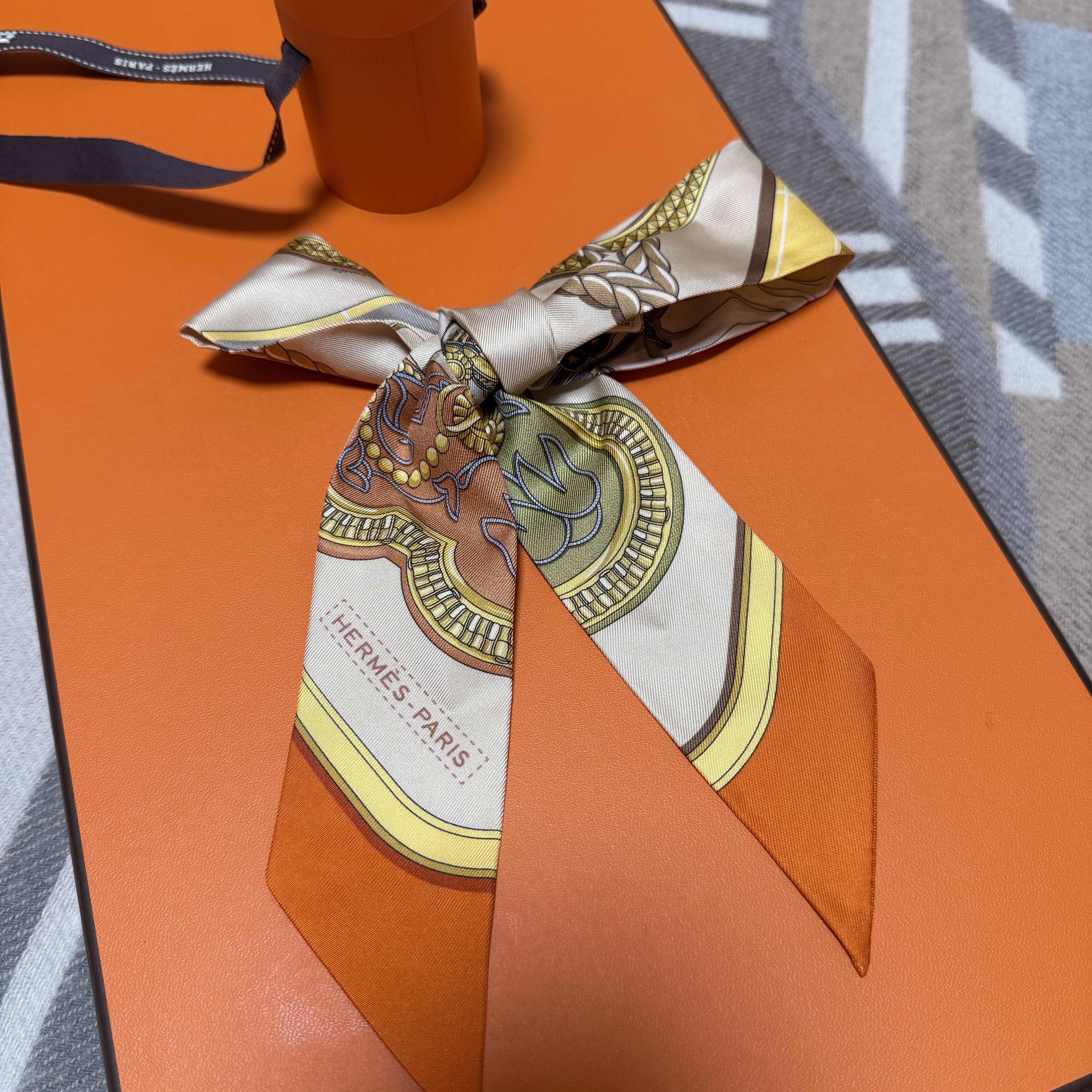(W) Hermes Grand Apparat Twilly Beige Orange Jaune 착용 스타일 - 1