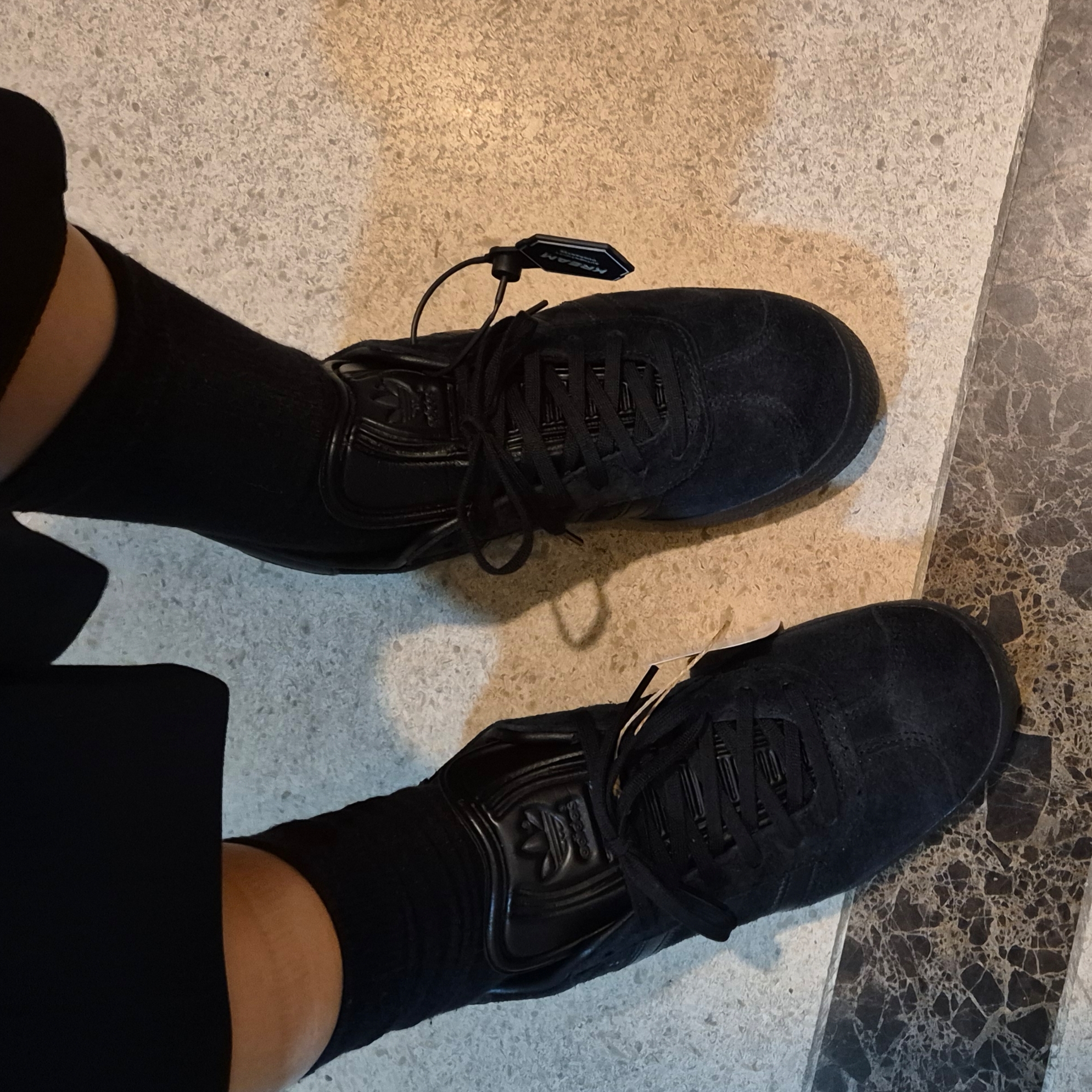 Adidas Gazelle Triple Black 착용 스타일 - 3