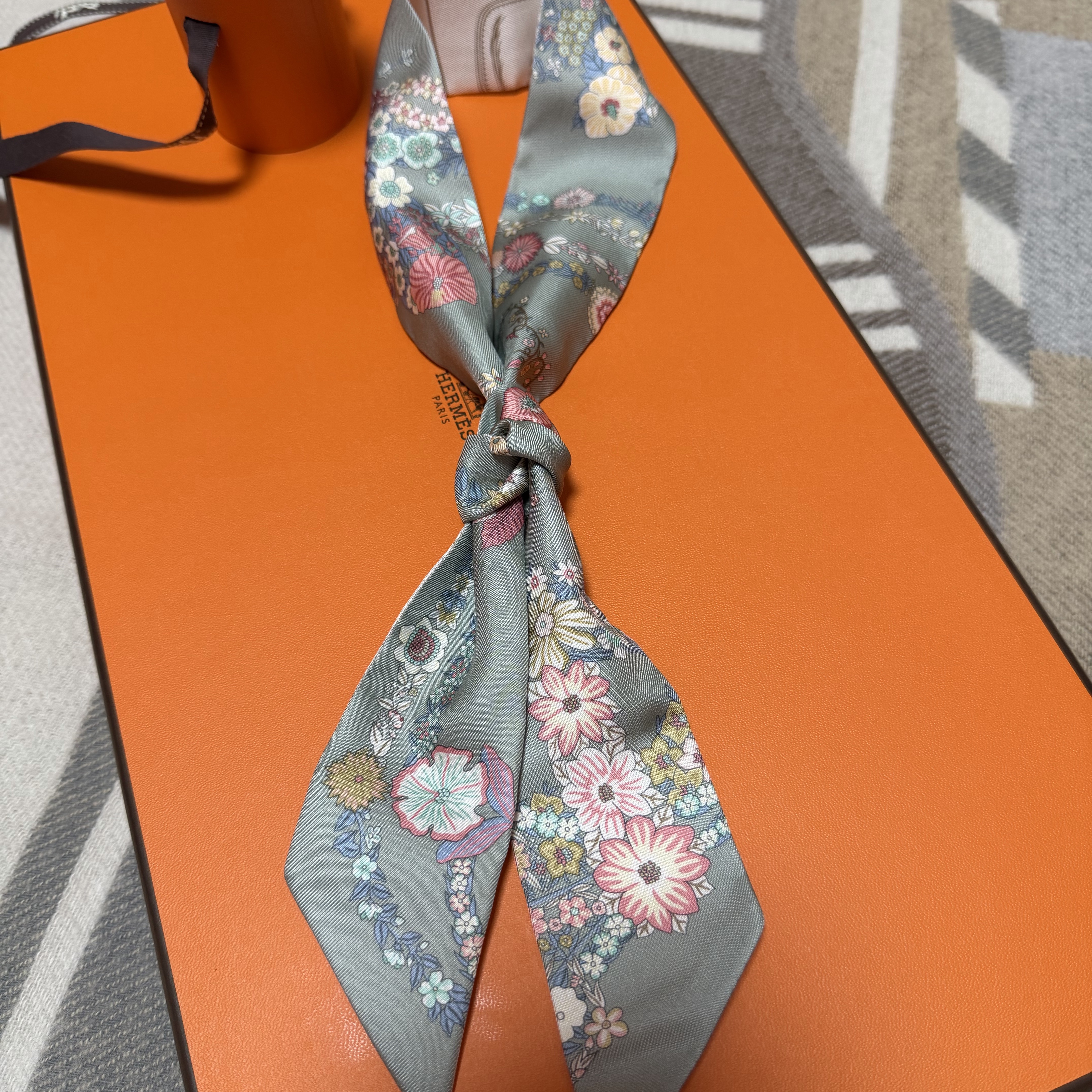 (W) Hermes Brides de Gala en Fleurs Twilly Vert Amande Rose Blanc 착용 스타일 - 1