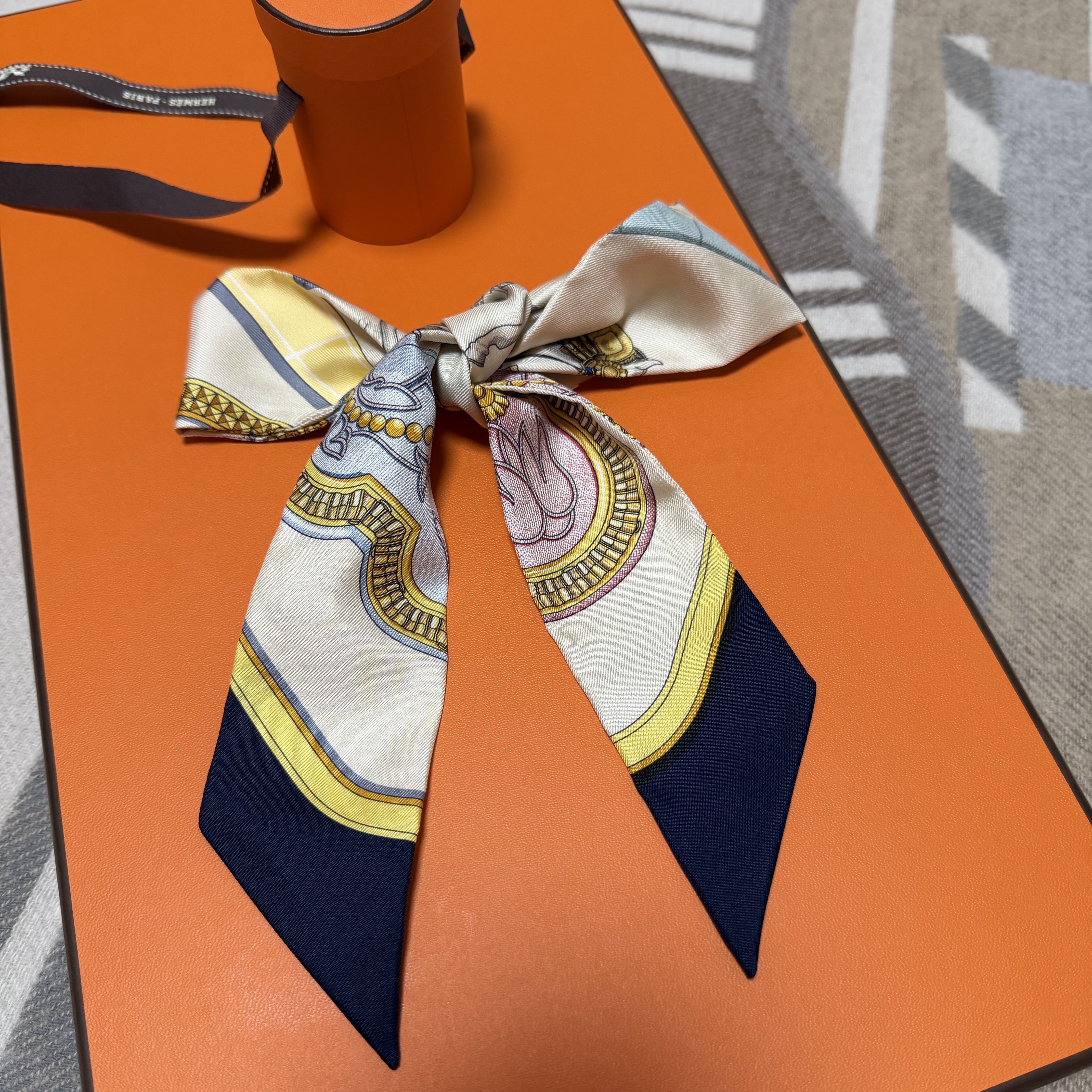 (W) Hermes Grand Apparat Twilly Ivoire Marine Rose 착용 스타일 - 1