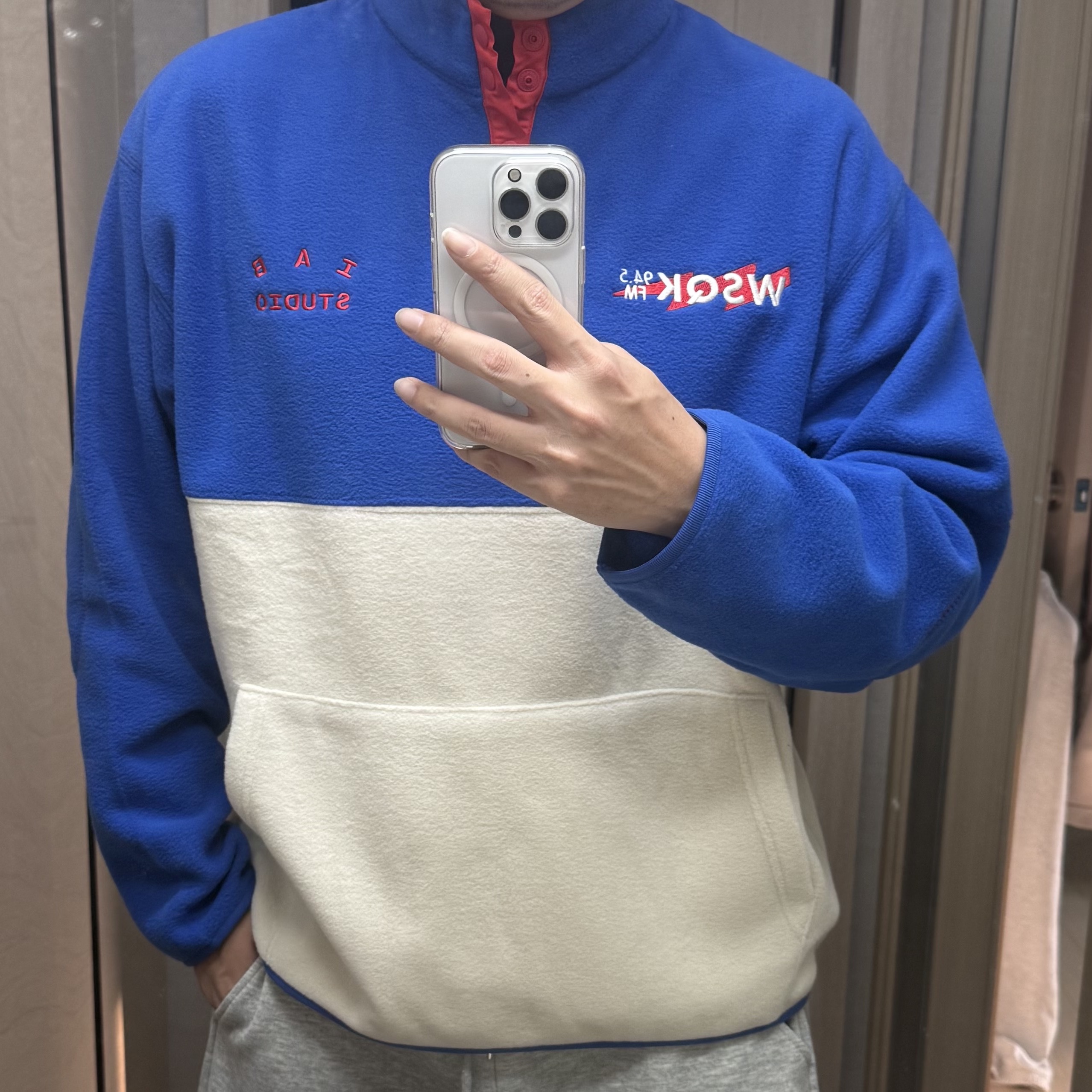 IAB Studio x Stranger Things The SQUAWK Fleece Blue Ivory 착용 스타일