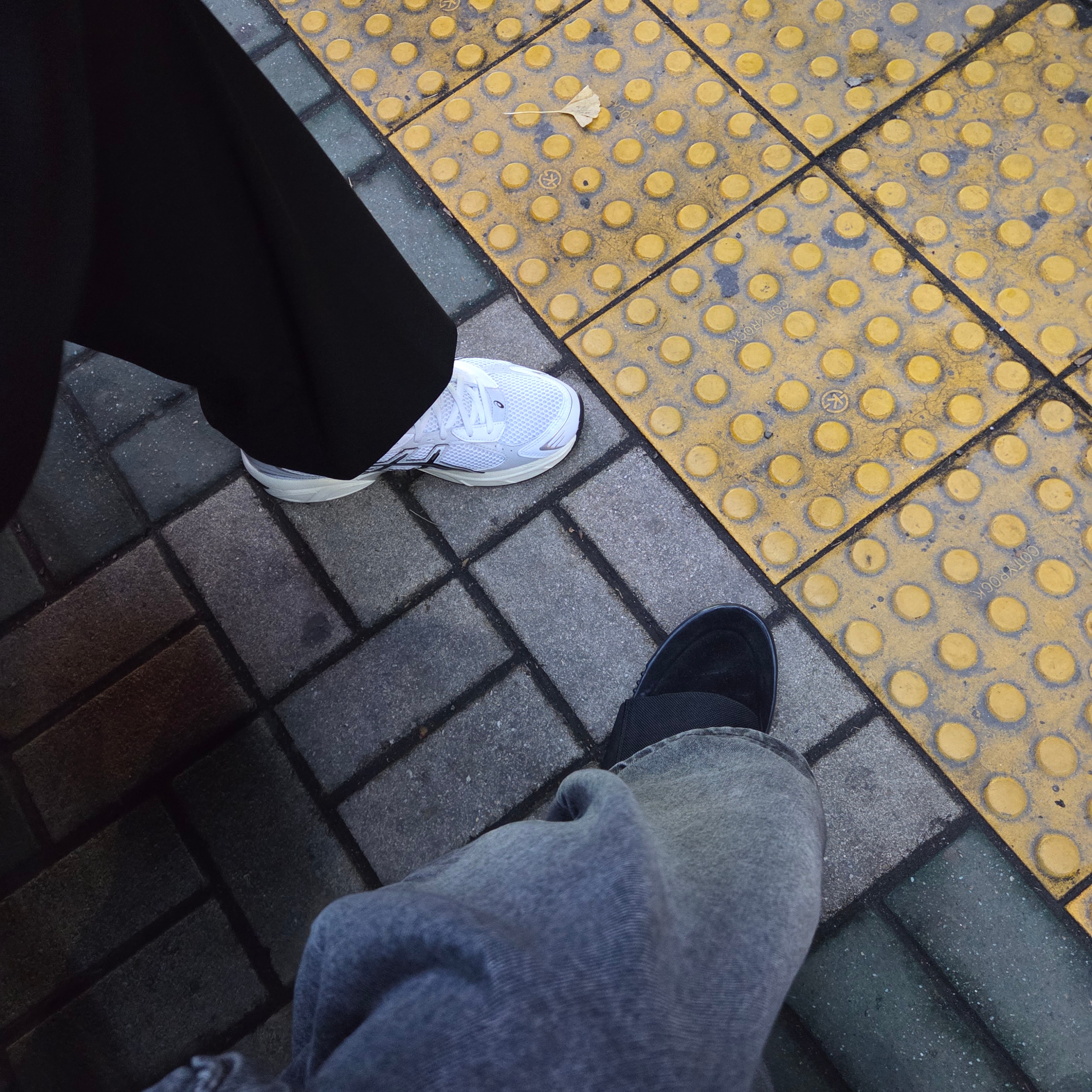 Adidas Yeezy Boost 750 Triple Black, Asics Gel-1130 White Cloud Grey 착용 스타일