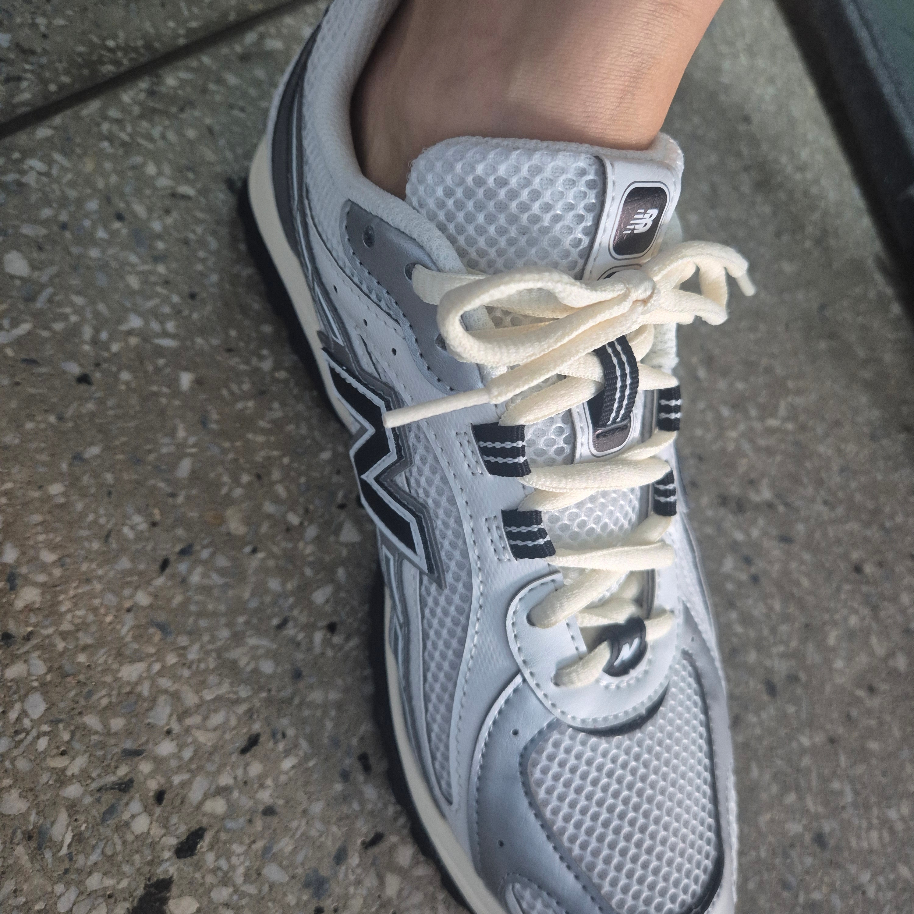 New Balance 204L Silver Metallic Black 착용 스타일