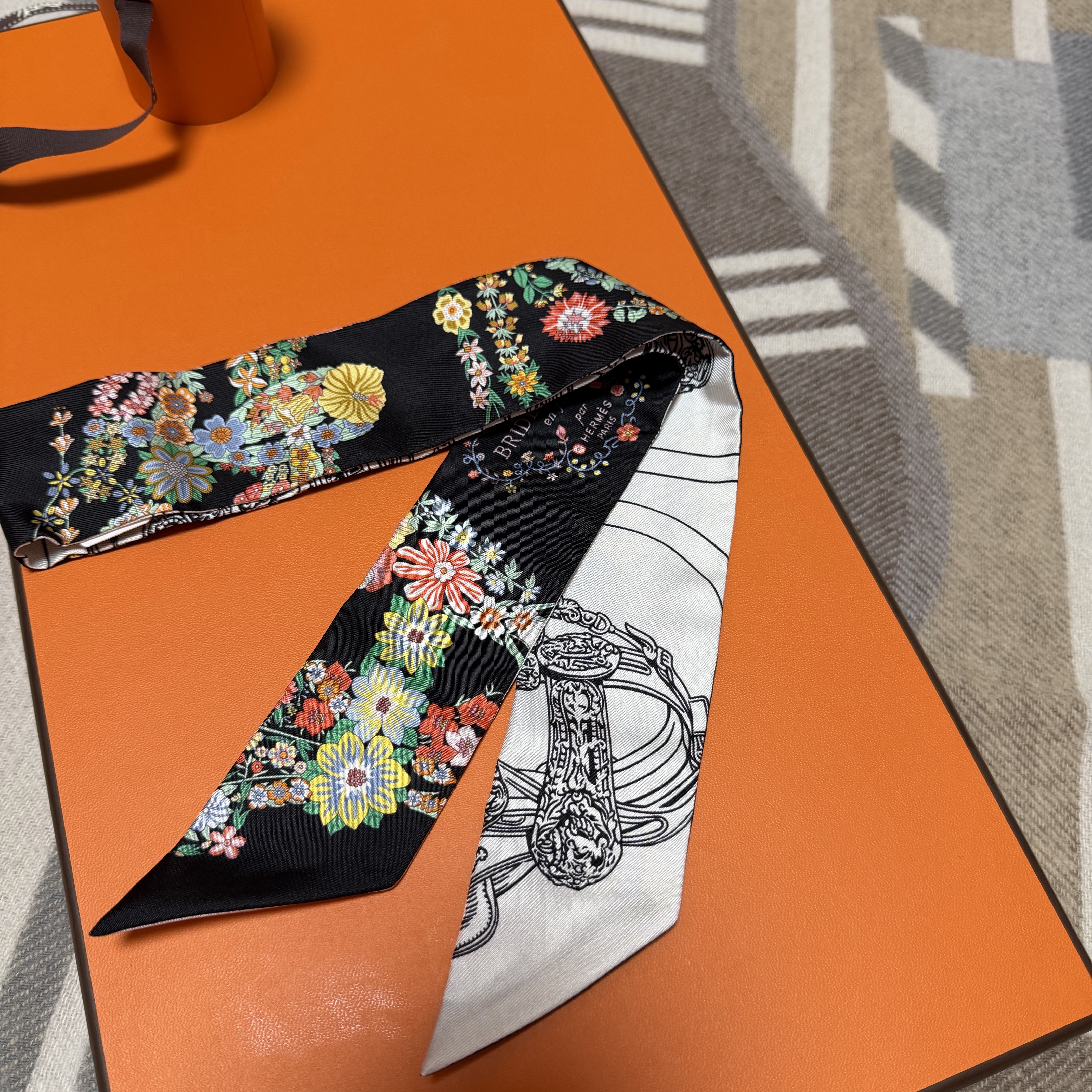 (W) Hermes Brides de Gala en Fleurs Twilly Noir Multicolore Blanc 착용 스타일 - 2