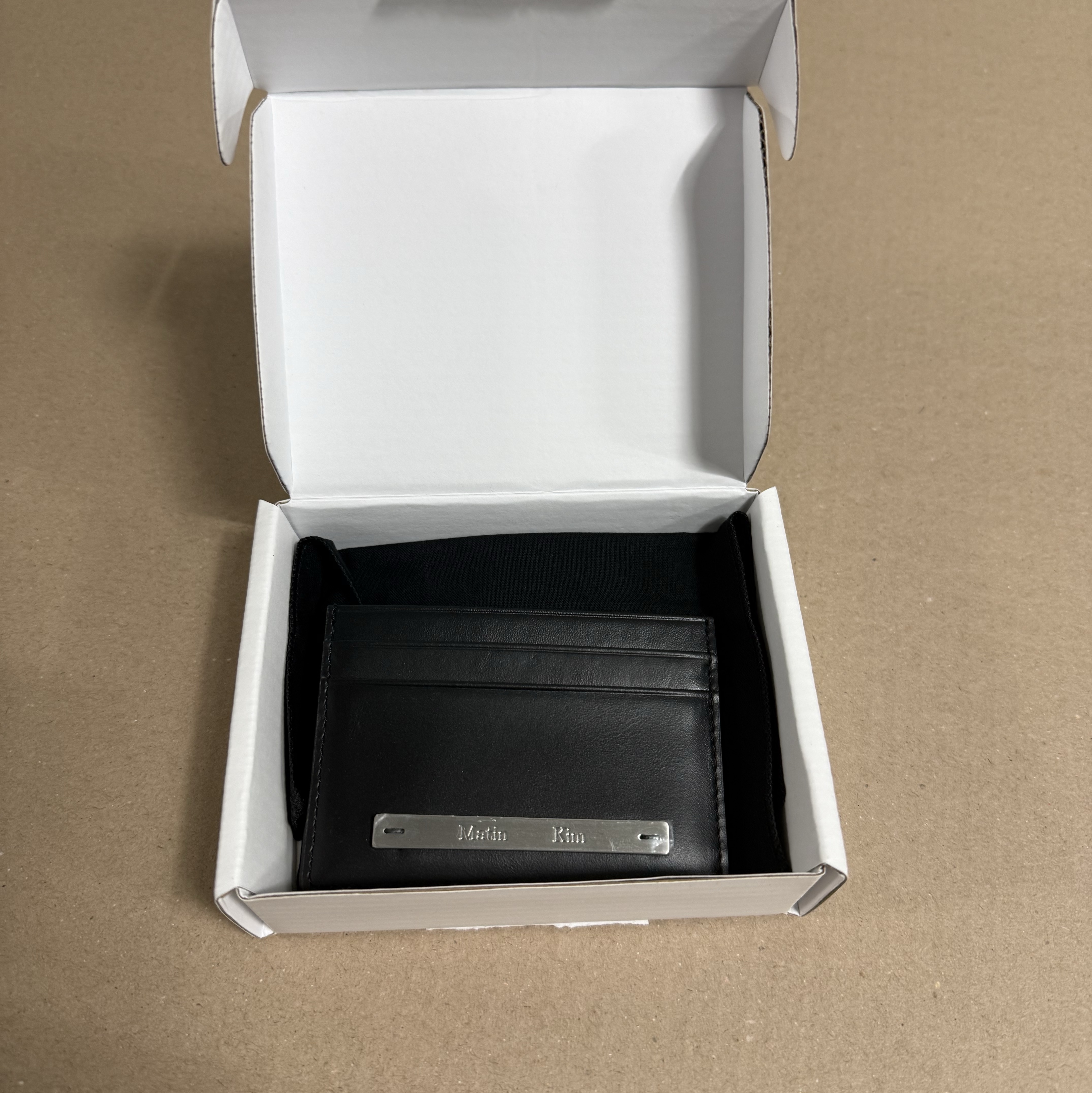 Matin Kim Vintage Card Wallet Black 착용 스타일