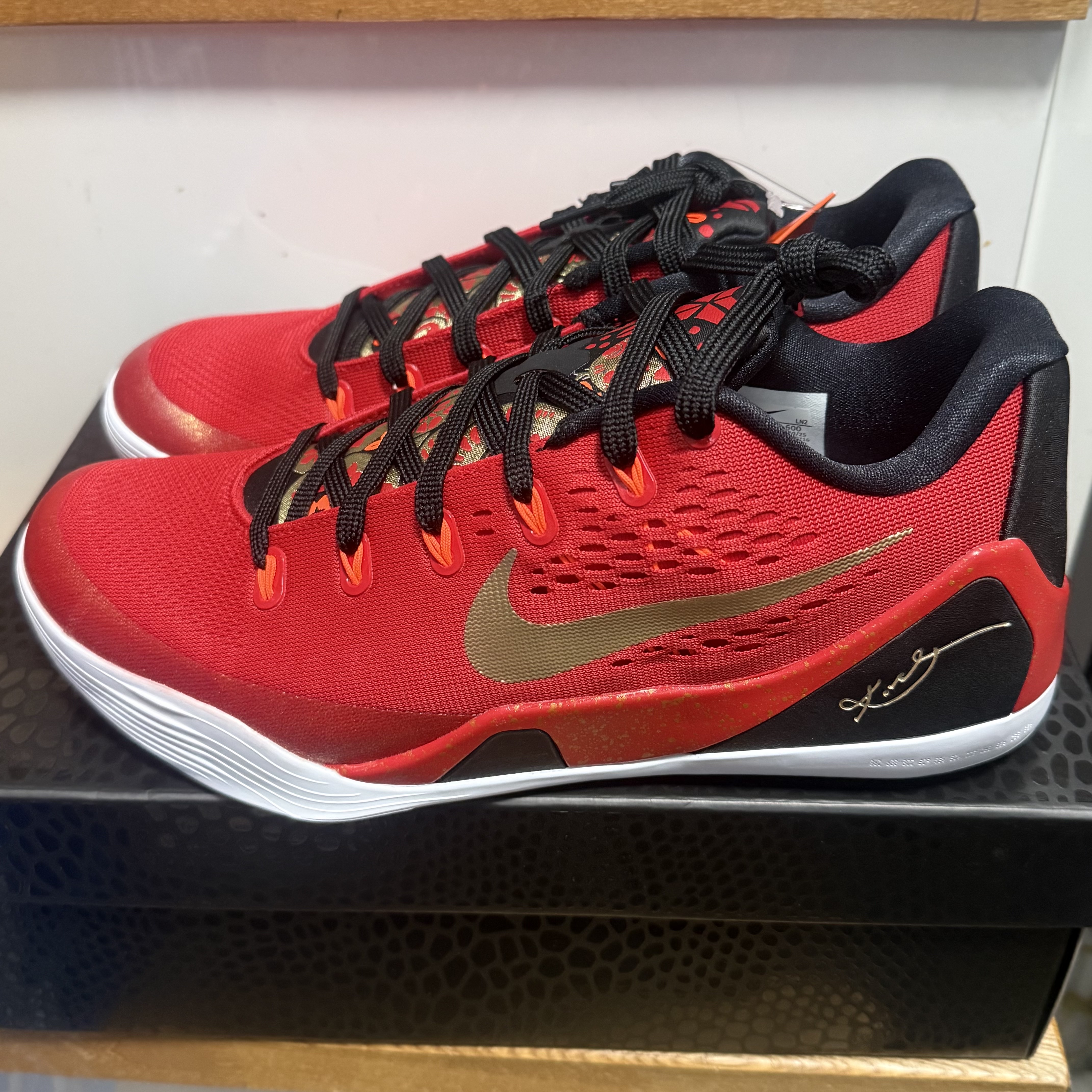 Nike Kobe 9 Low Protro EM University Red and Metallic Gold 착용 스타일