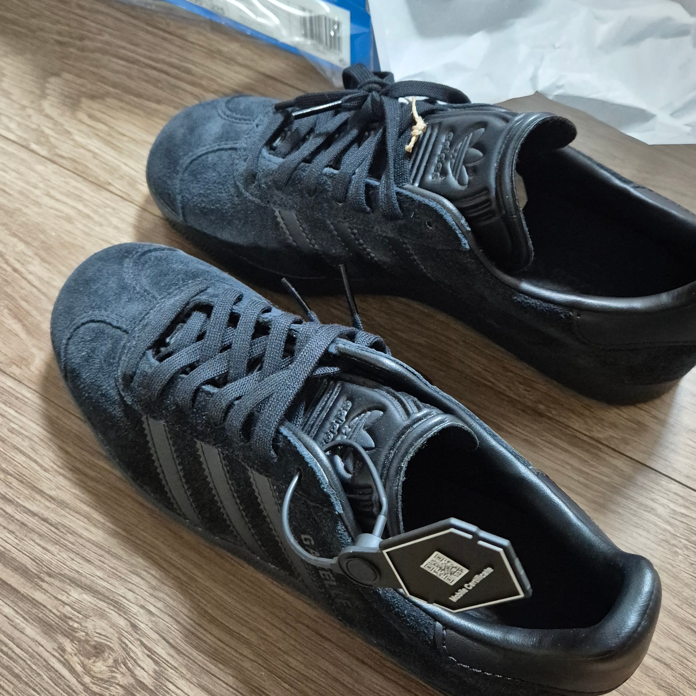 Adidas Gazelle Triple Black 착용 스타일 - 1