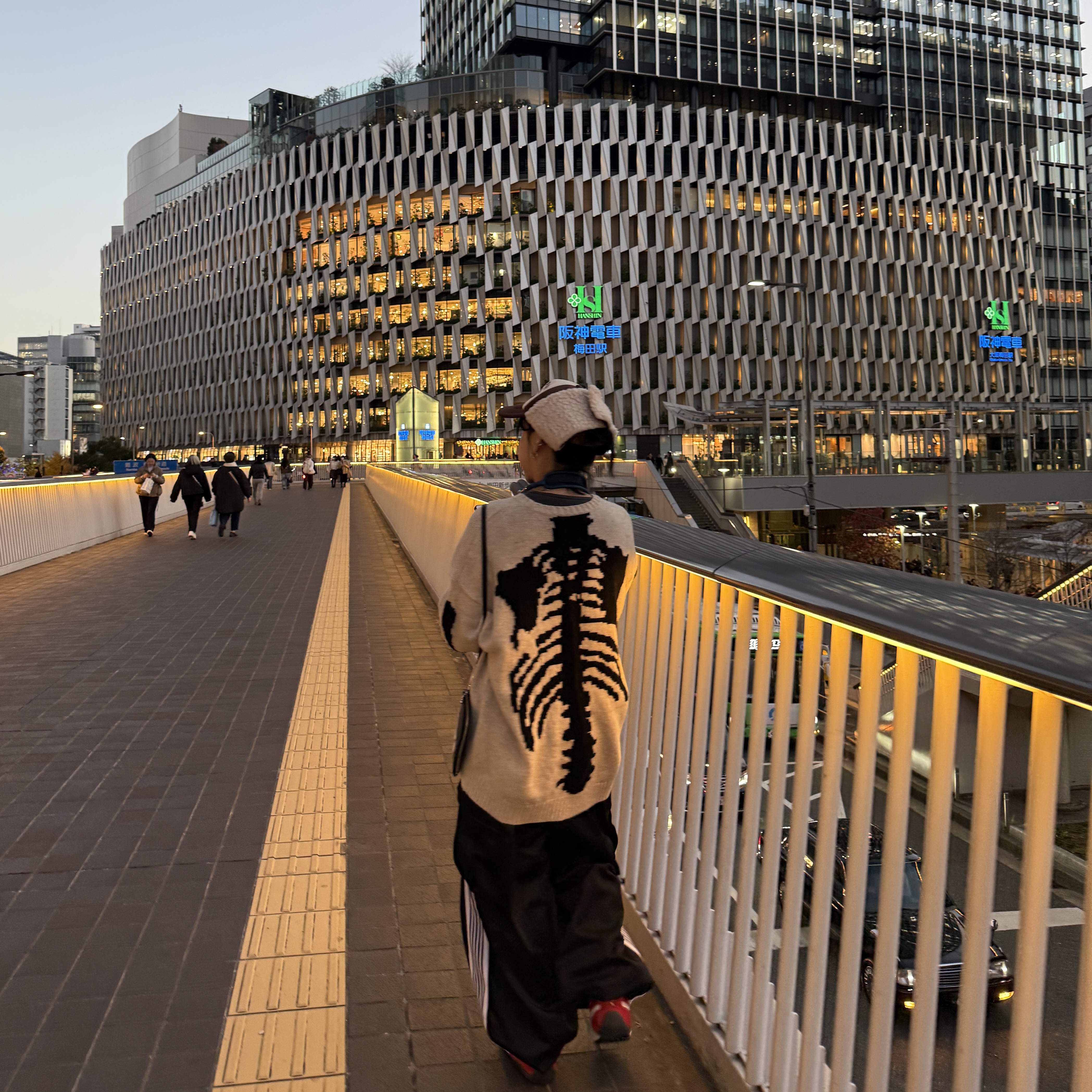 Kapital Thumbs Up Bone Hand Zip Neck Bag Black, Kapital 5G Wool Bone Crewneck Sweater Kinari 착용 스타일 - 3