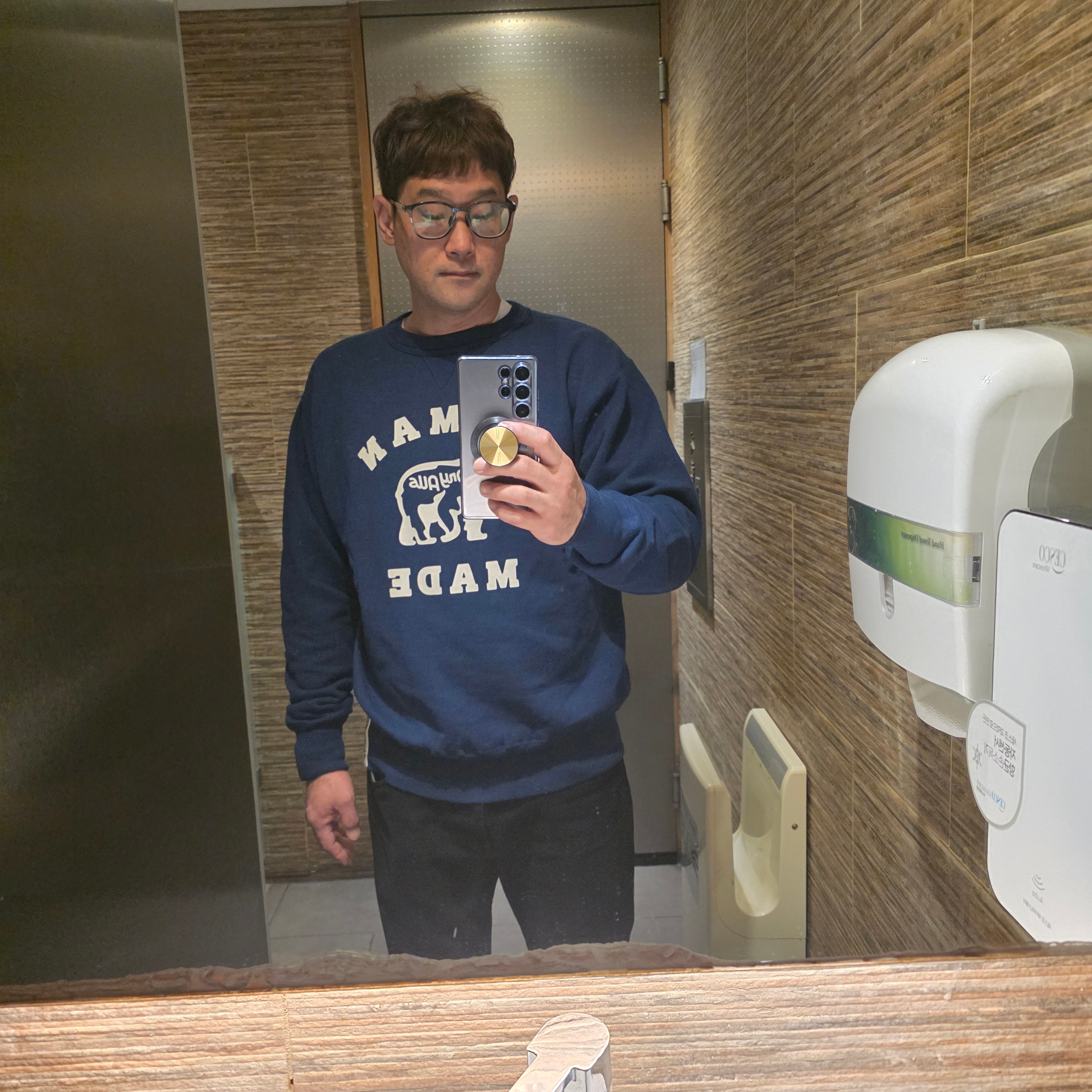 Human Made Tsuriami Sweatshirt Navy 착용 스타일 - 2