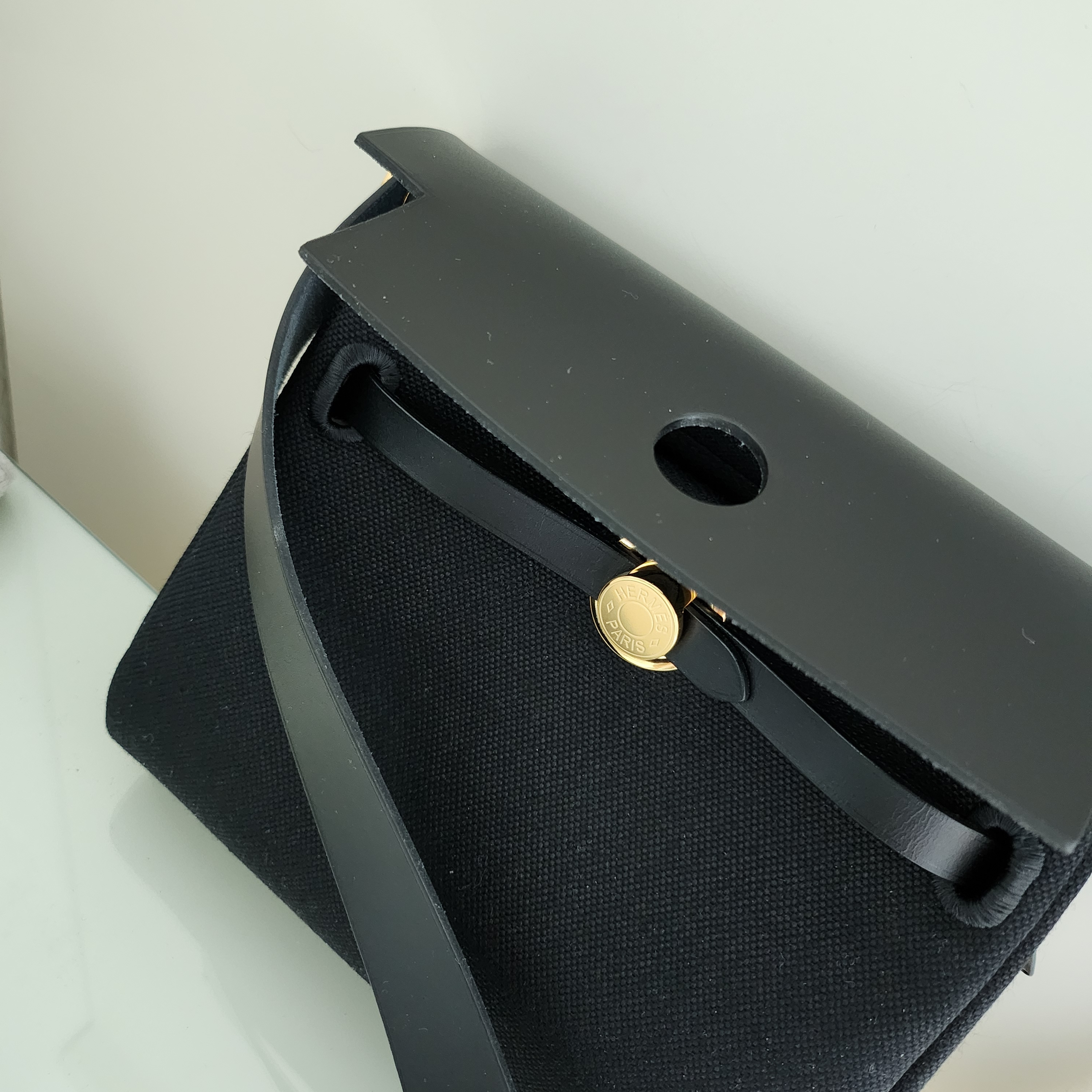 Hermes Herbag Zip 20 Bag Retourne Military Canvas Hunter Cowhide & Gold Noir Noir 착용 스타일