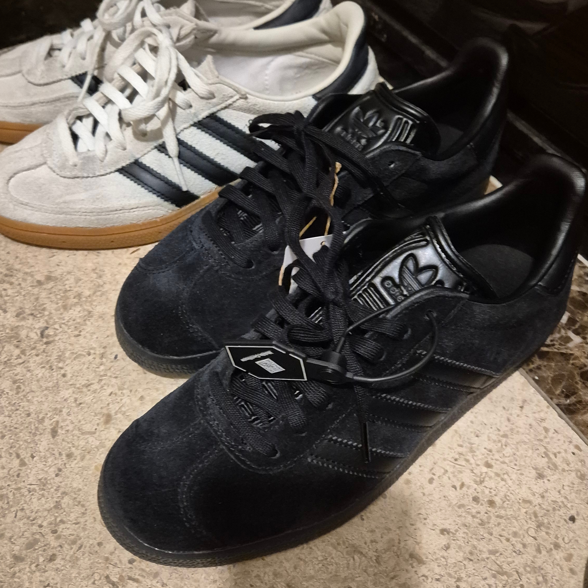 Adidas Gazelle Triple Black 착용 스타일 - 2