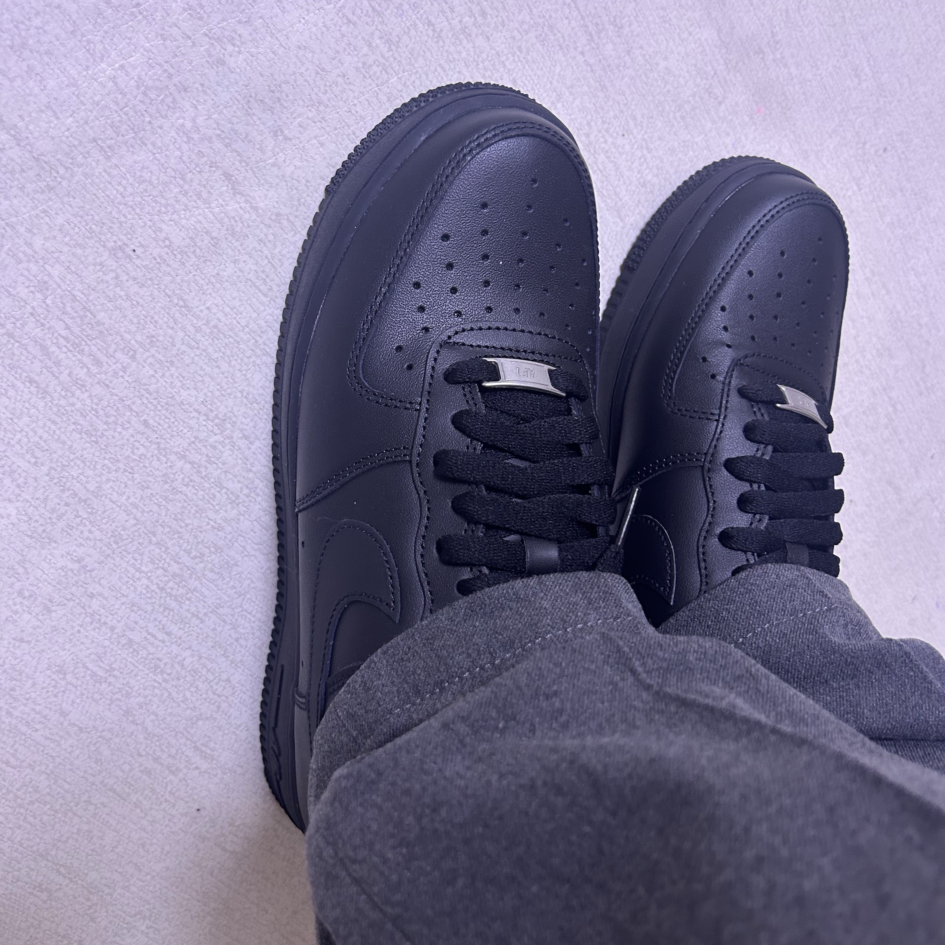 Nike Air Force 1 '07 Low Triple Black 착용 스타일