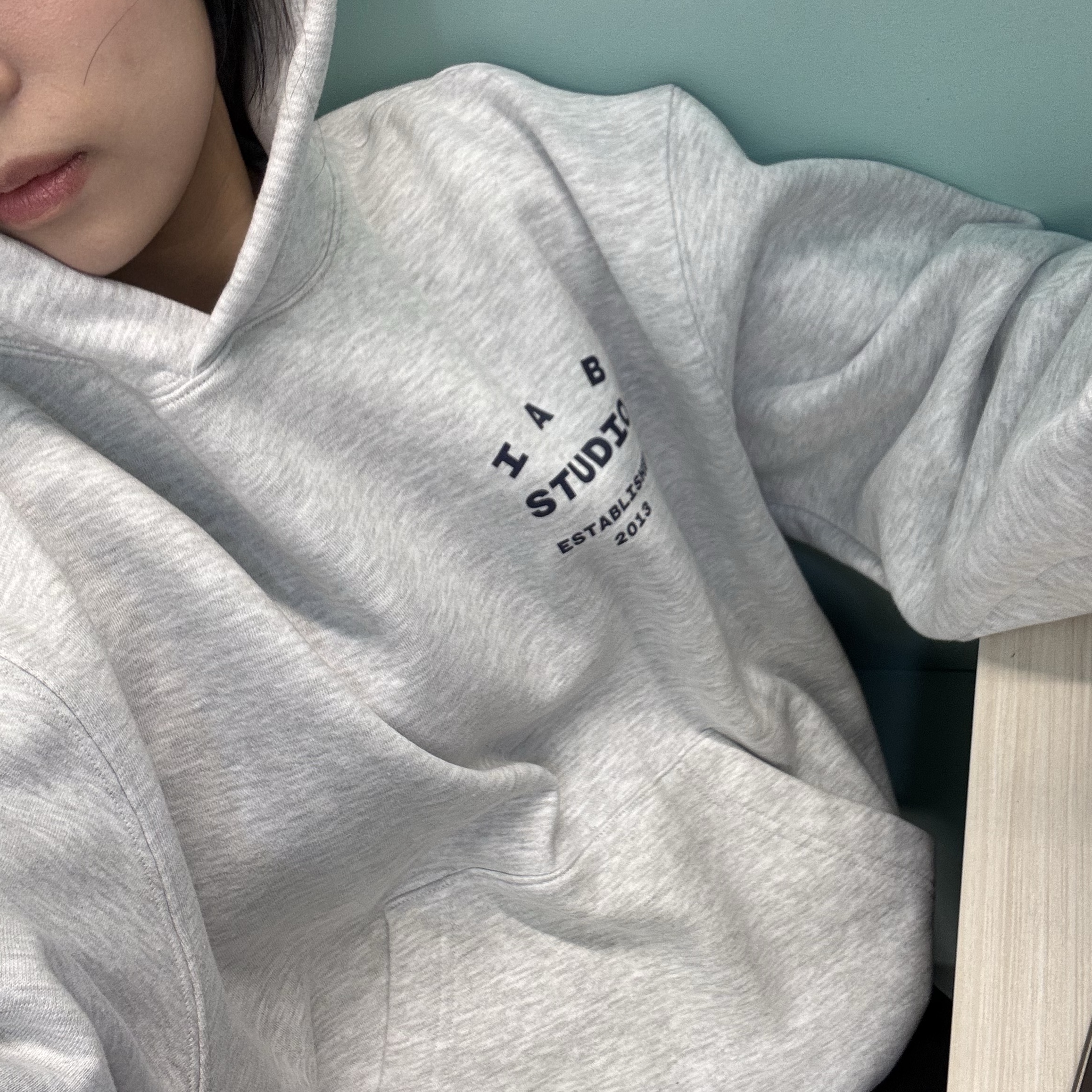 IAB Studio 25 Hoodie Light Gray Navy 착용 스타일 - 1