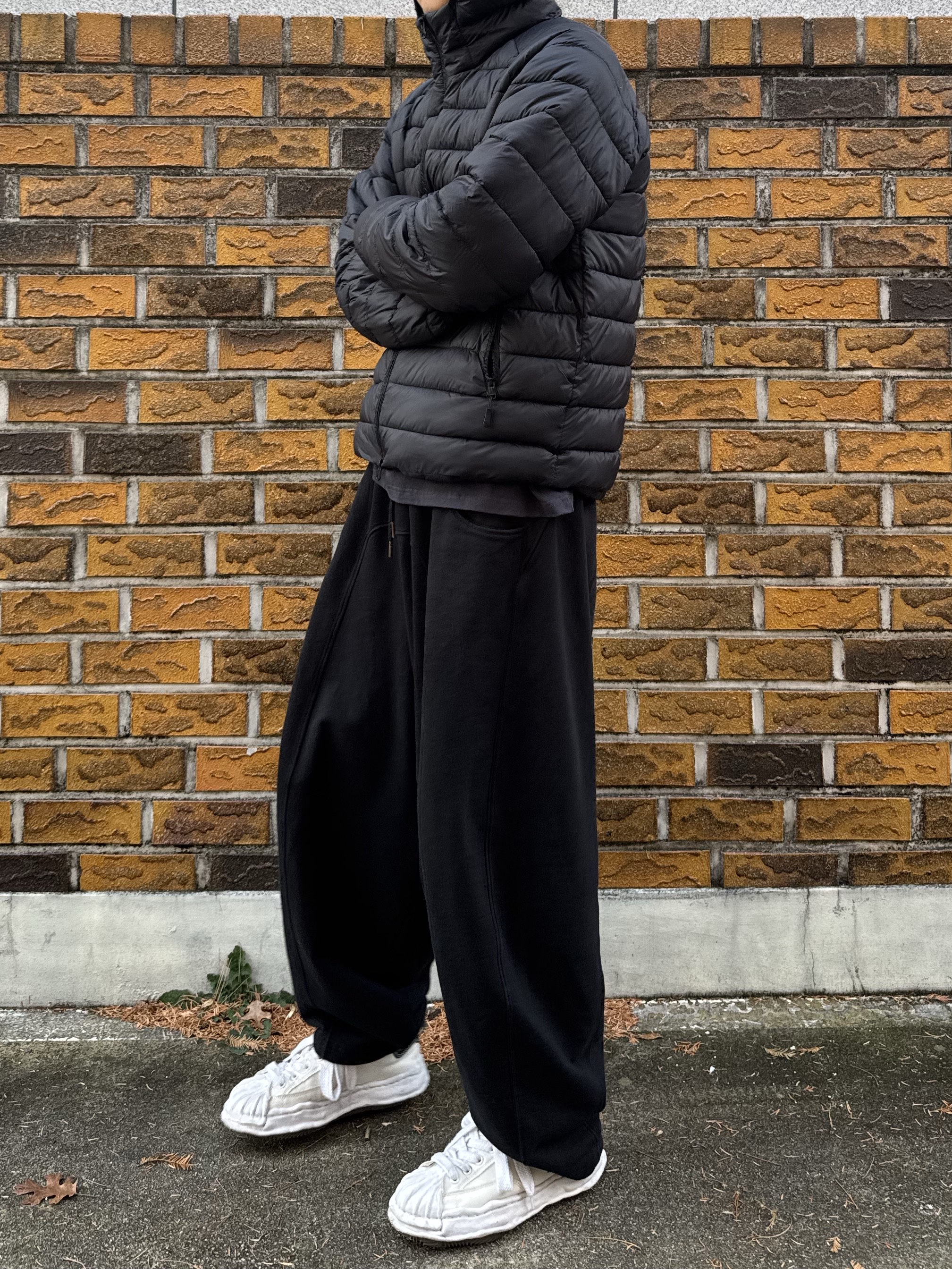 Maison Mihara Yasuhiro Blakey OG Sole Canvas Low-top Sneakers White 착용 스타일 - 3