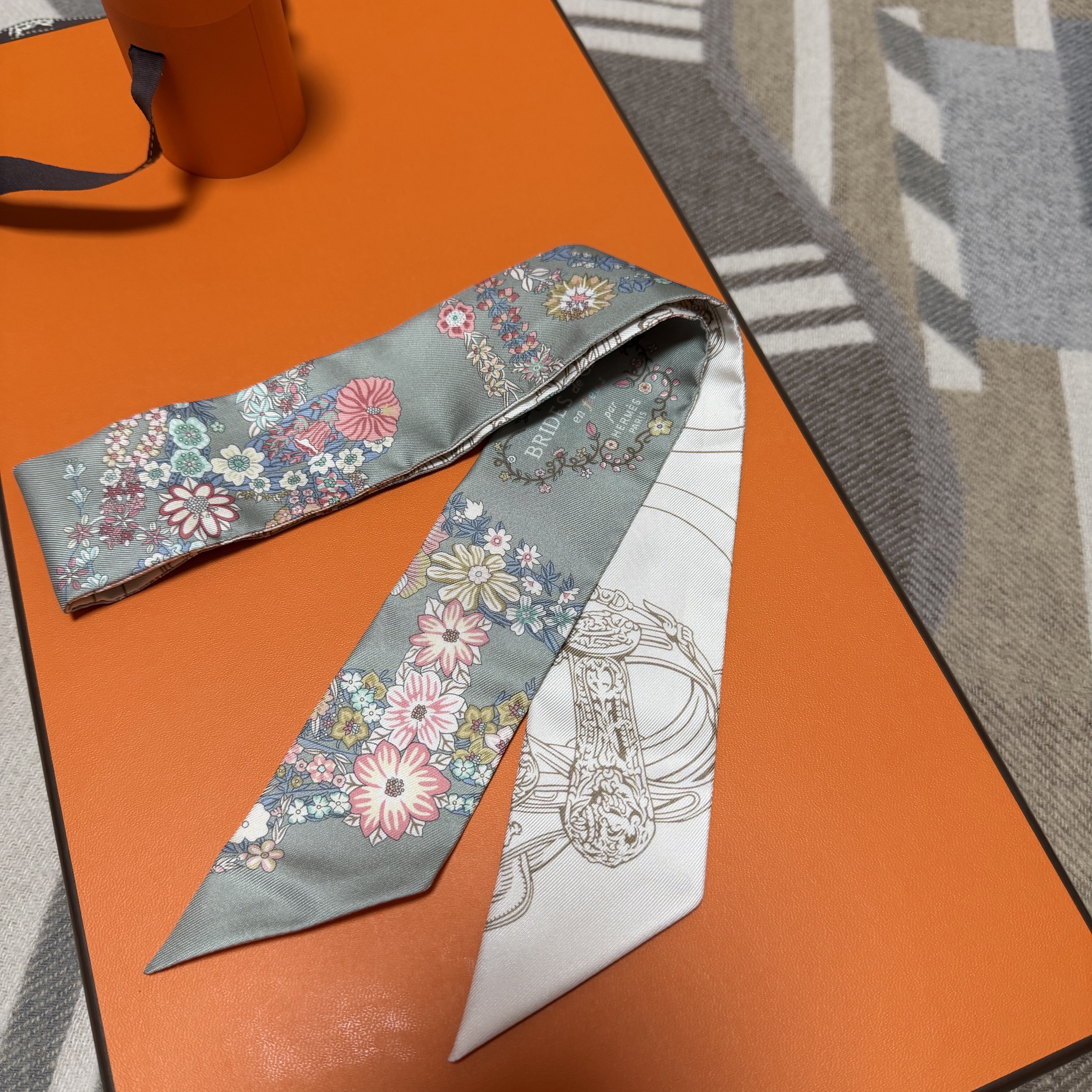 (W) Hermes Brides de Gala en Fleurs Twilly Vert Amande Rose Blanc 착용 스타일 - 2