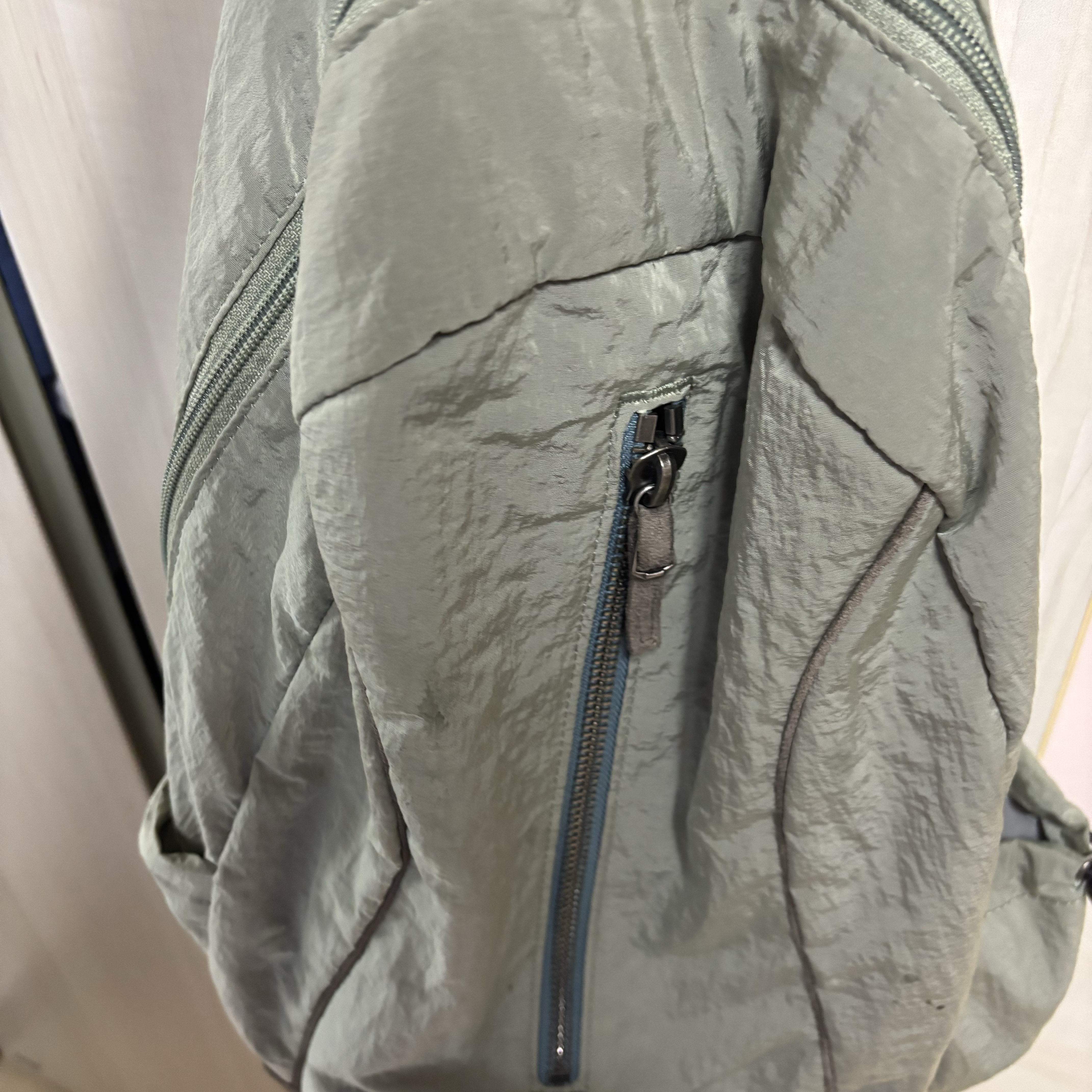 Sculptor Oldschool Slouchy Backpack Sage 착용 스타일