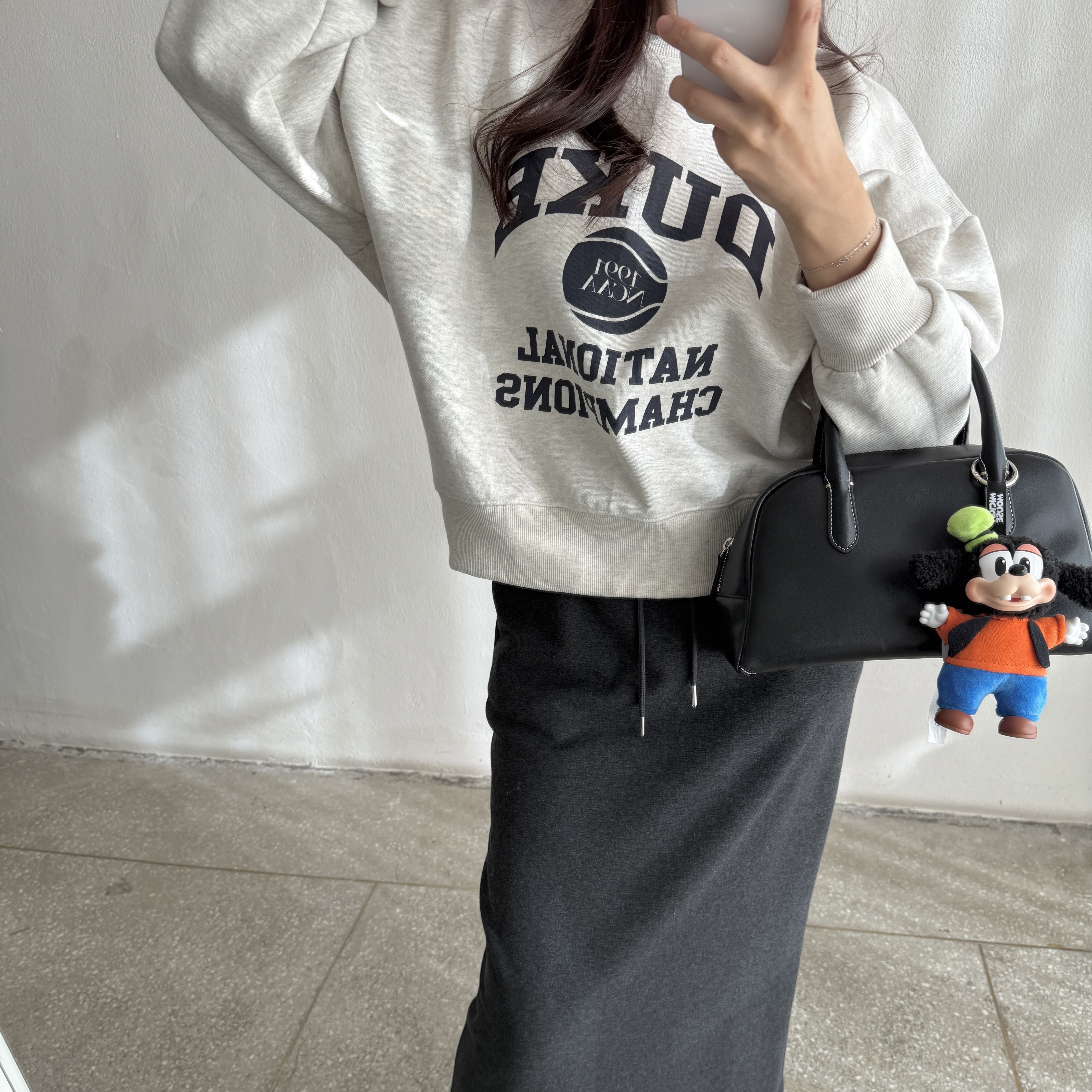 Nike V2K Run Black Anthracite, Pop Mart Mickey Family Cute Together Keychain Series Goofy (Opened Case) 착용 스타일 - 3