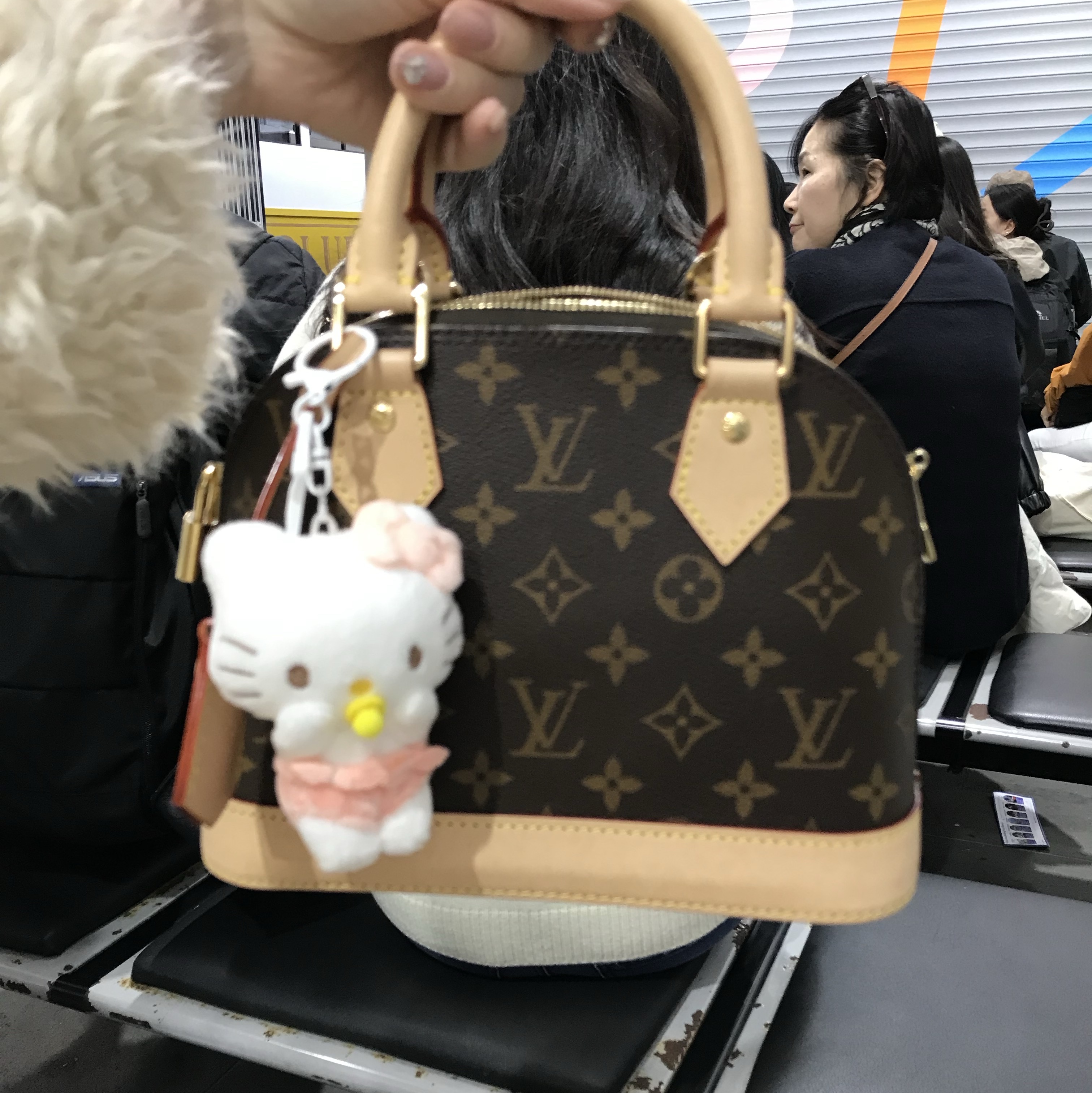 Louis Vuitton Alma BB Monogram 착용 스타일 - 2