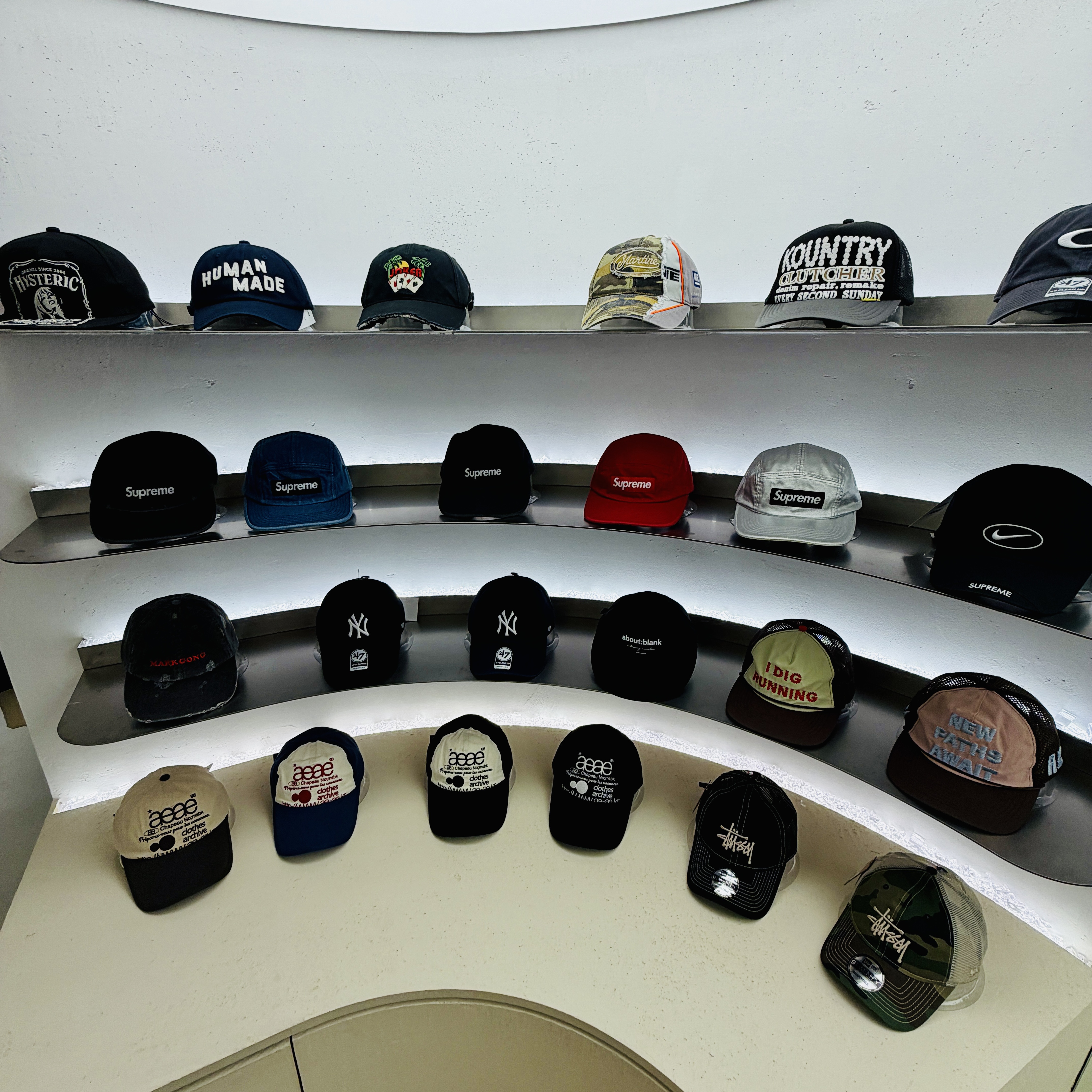 Alex Zono x Woodz New Paths Await Trucker Hat Beige, Alex Zono I Dig Running Trucker Hat OG Brown 착용 스타일