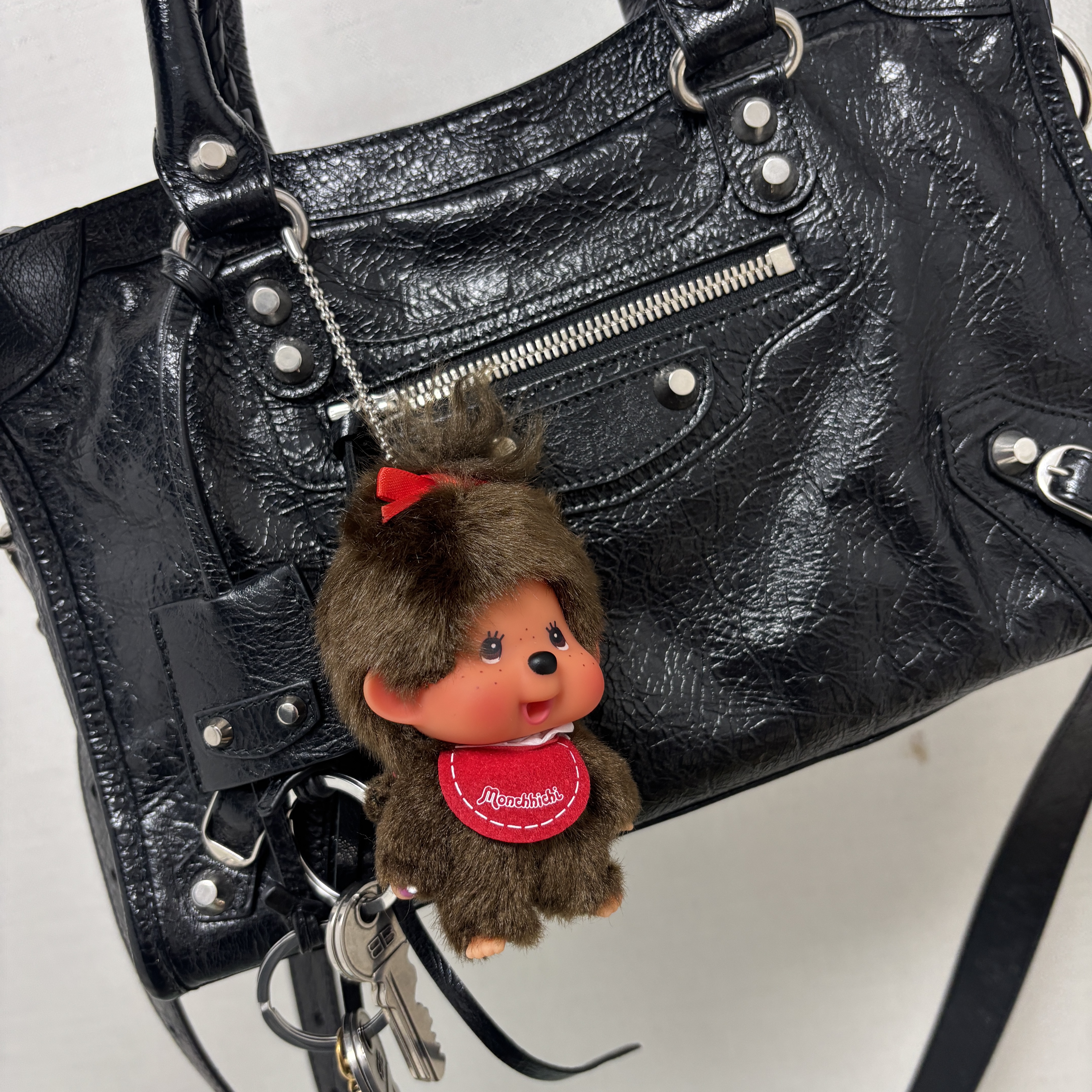 Monchhichi Bighead SS Girl Key Chain Brown, Balenciaga Le City Small Bag Black 착용 스타일