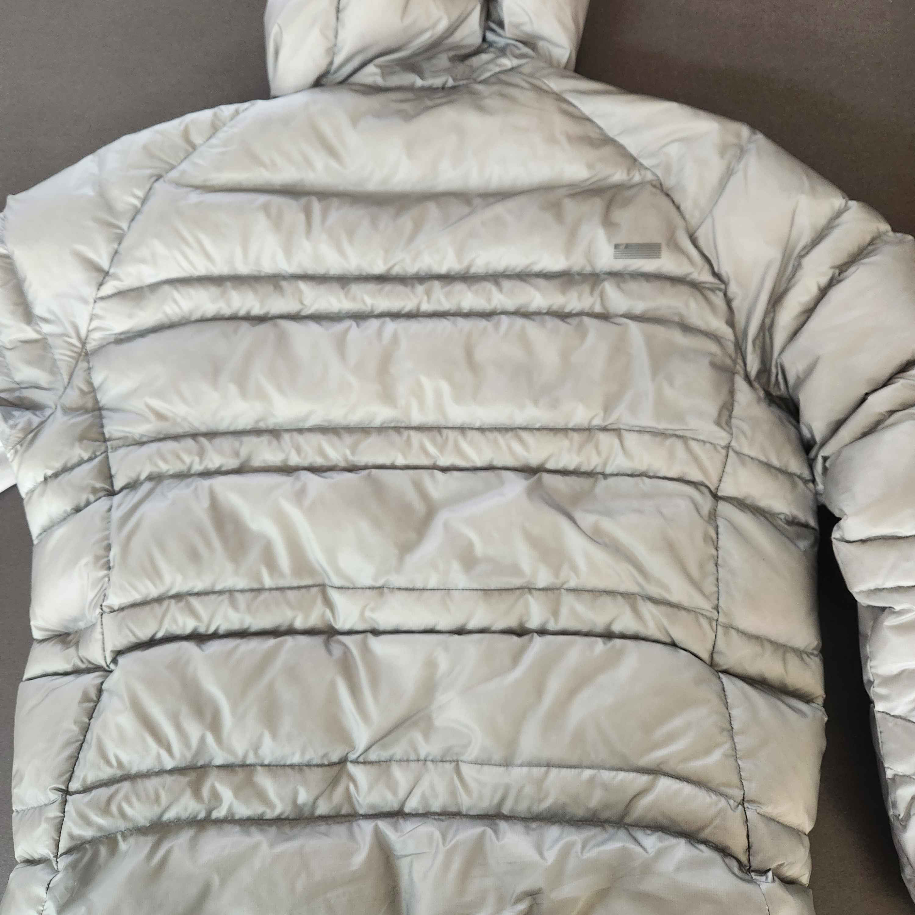 New Balance Flying 77 Superlight Hooded Goose Down Jacket Light Gray 착용 스타일 - 2
