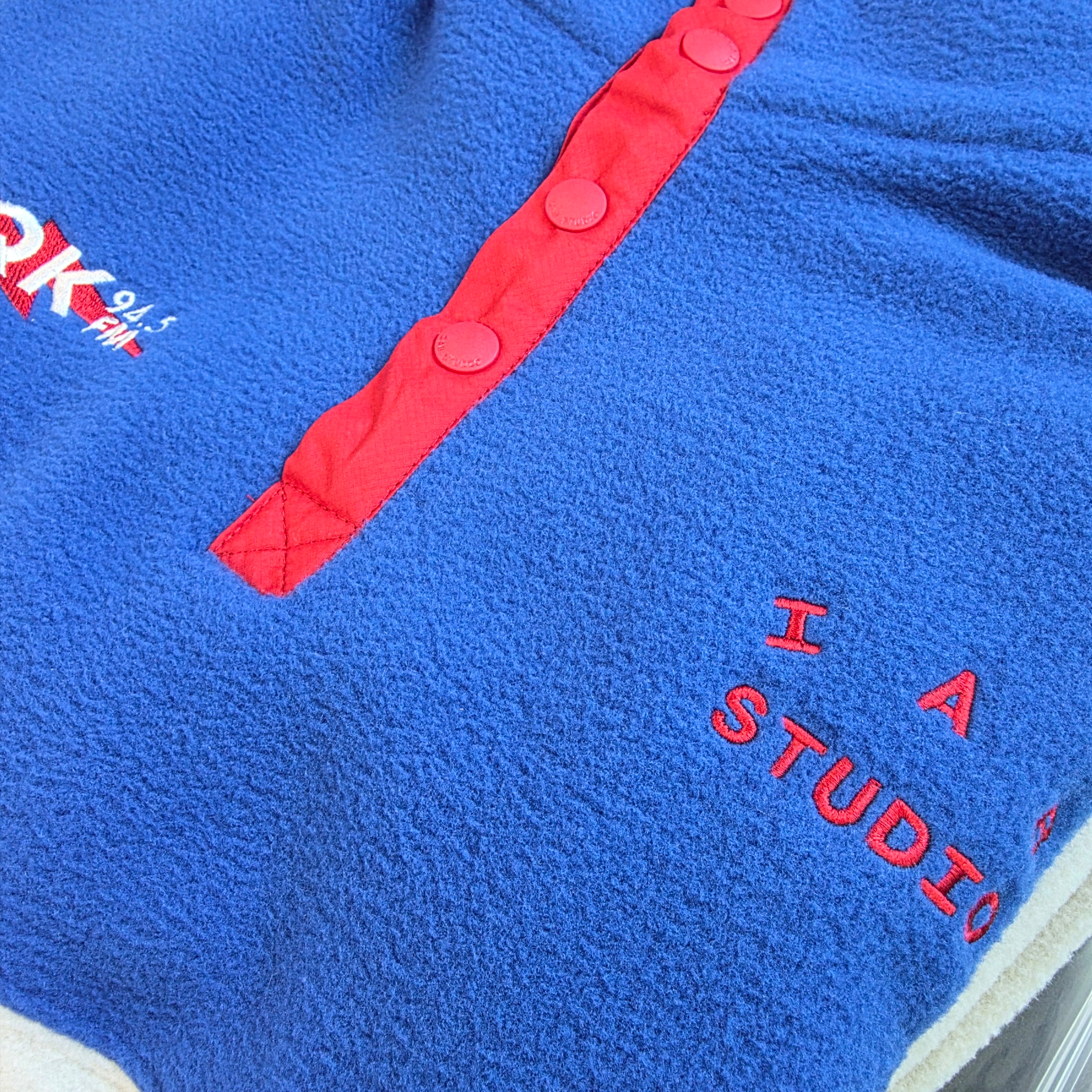 IAB Studio x Stranger Things The SQUAWK Fleece Blue Ivory 착용 스타일 - 2