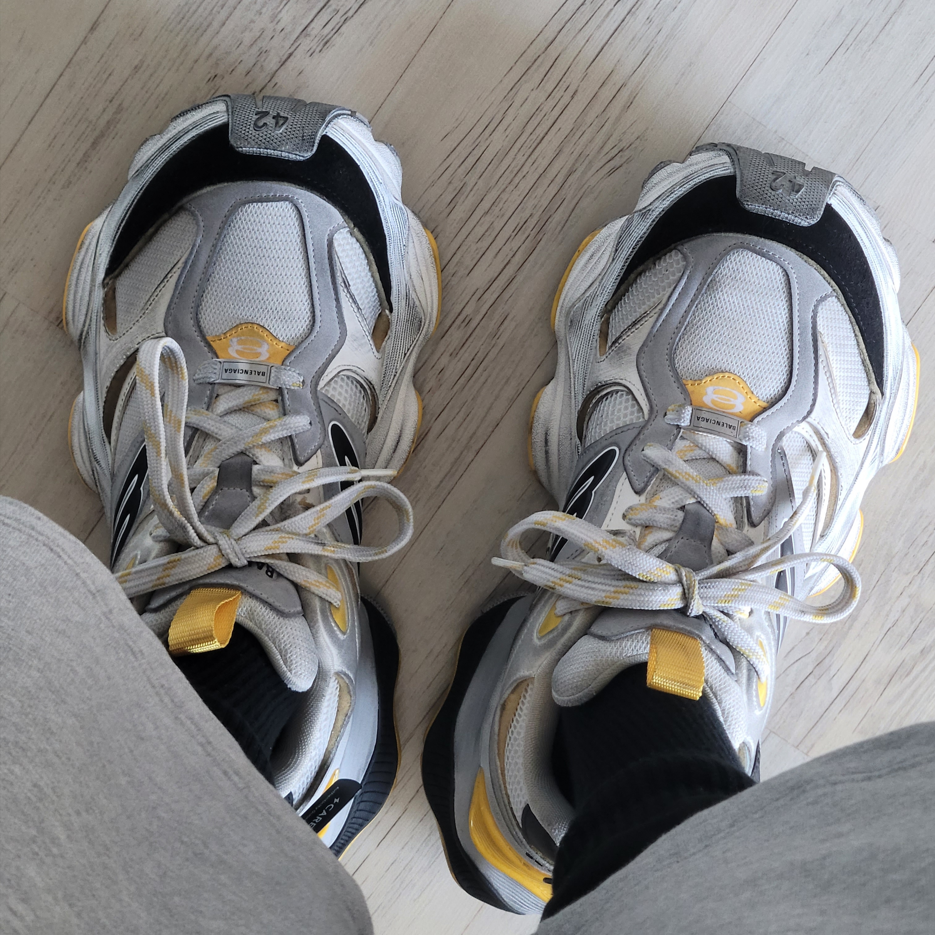 Balenciaga Cargo Sneakers Grey Black Yellow 착용 스타일