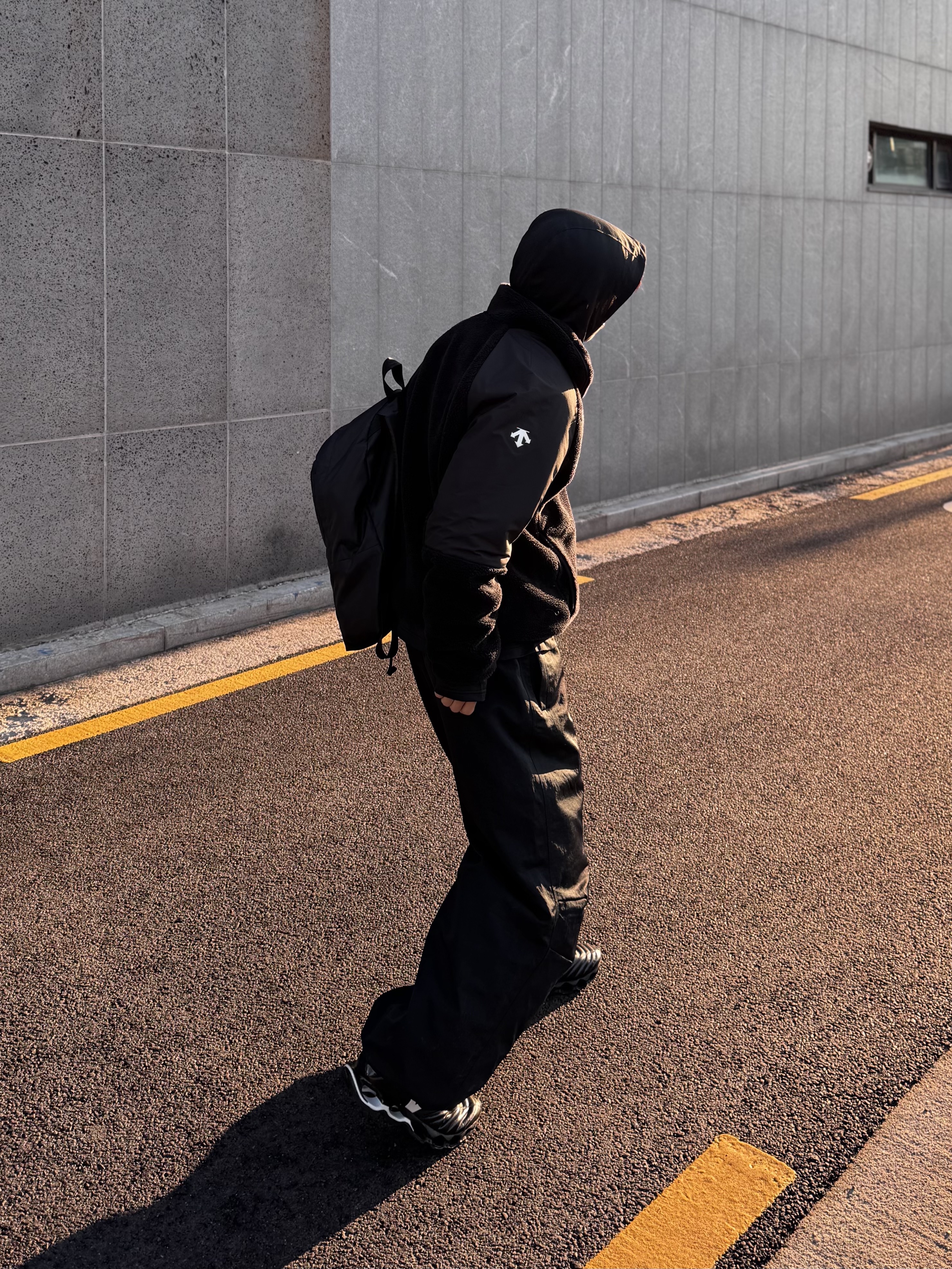 Nonnod Track Pants Black, CDG Backpack Black 착용 스타일 - 1