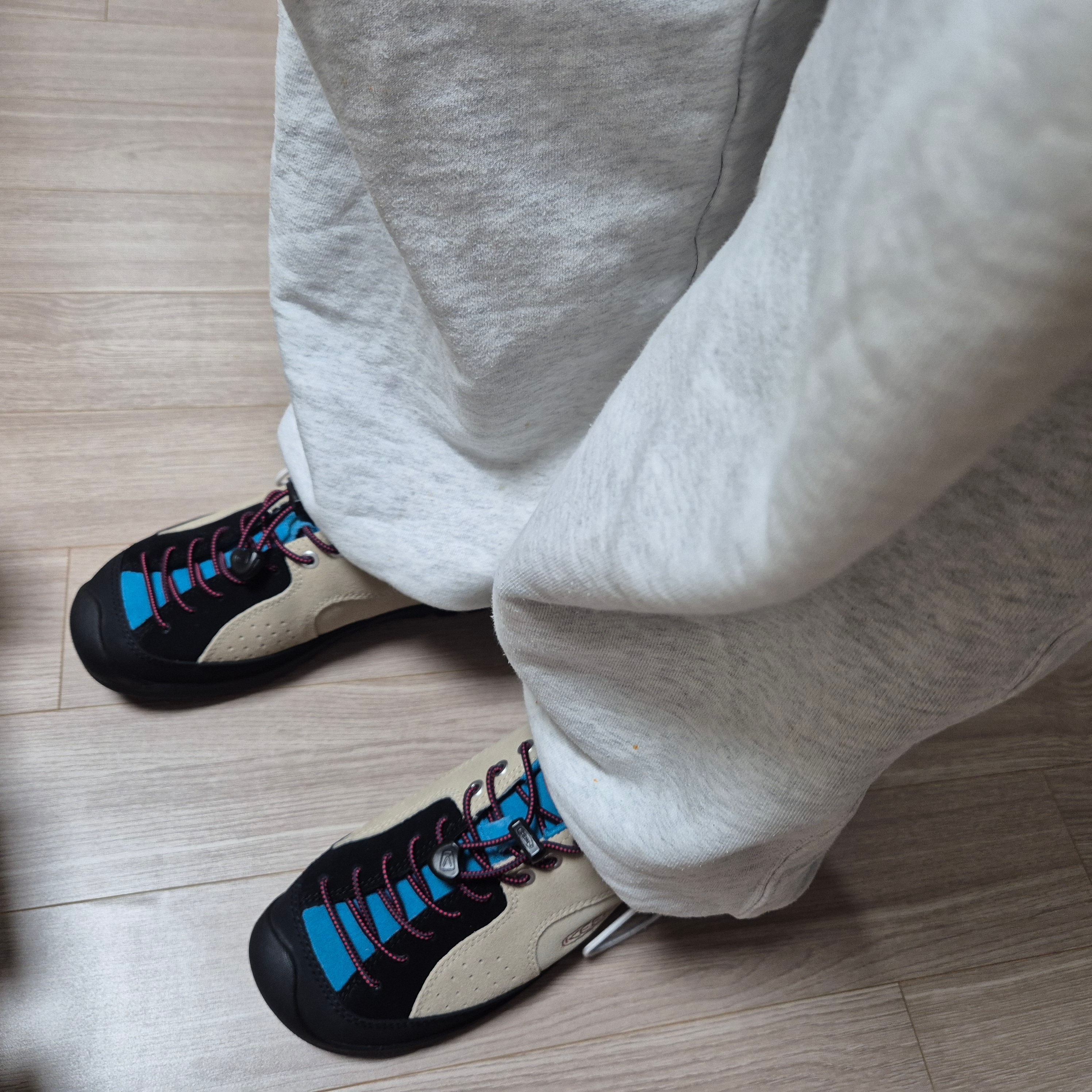 (W) Keen Jasper Rocks SP Sneakers Beige 착용 스타일