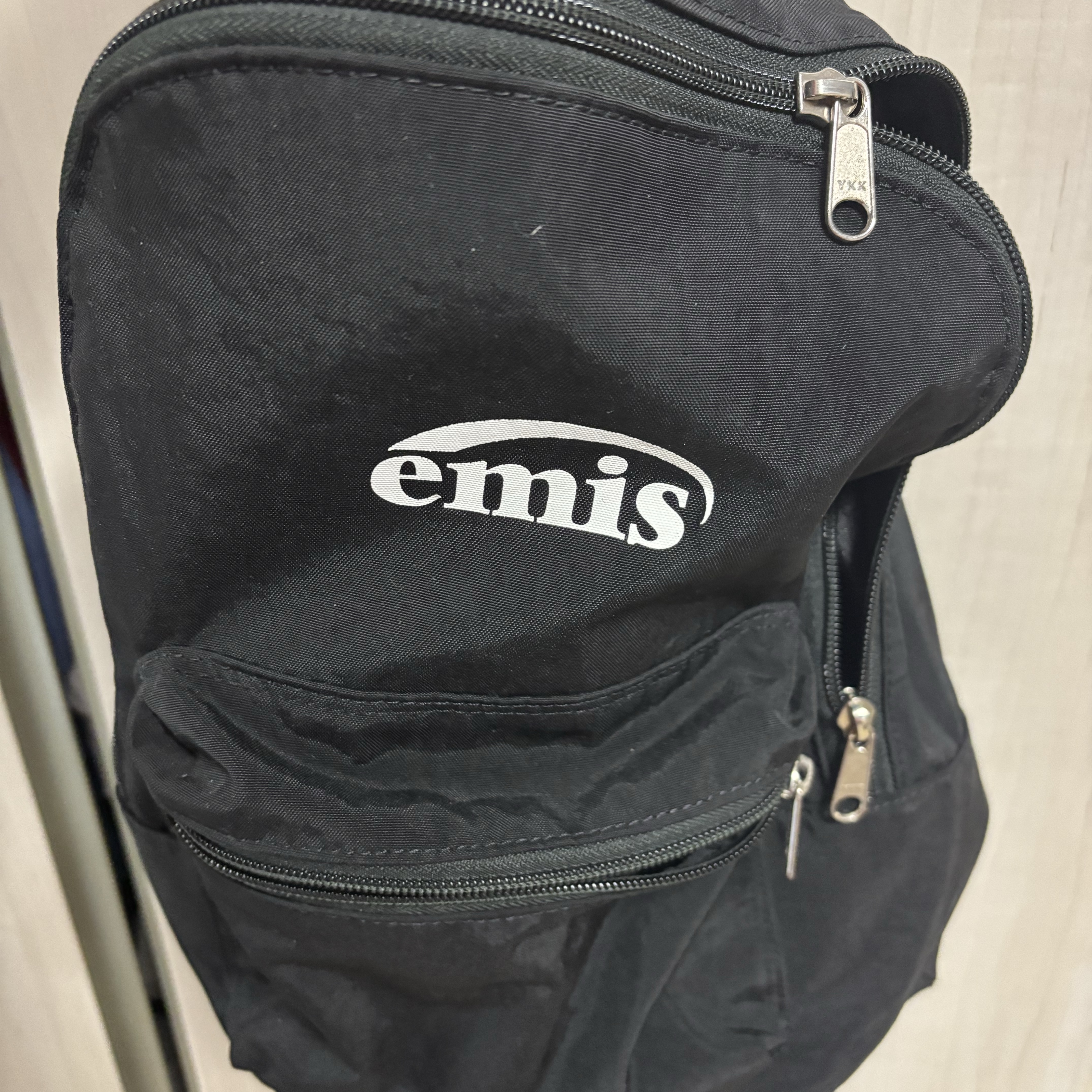 Emis New Logo Mini Backpack Black 착용 스타일