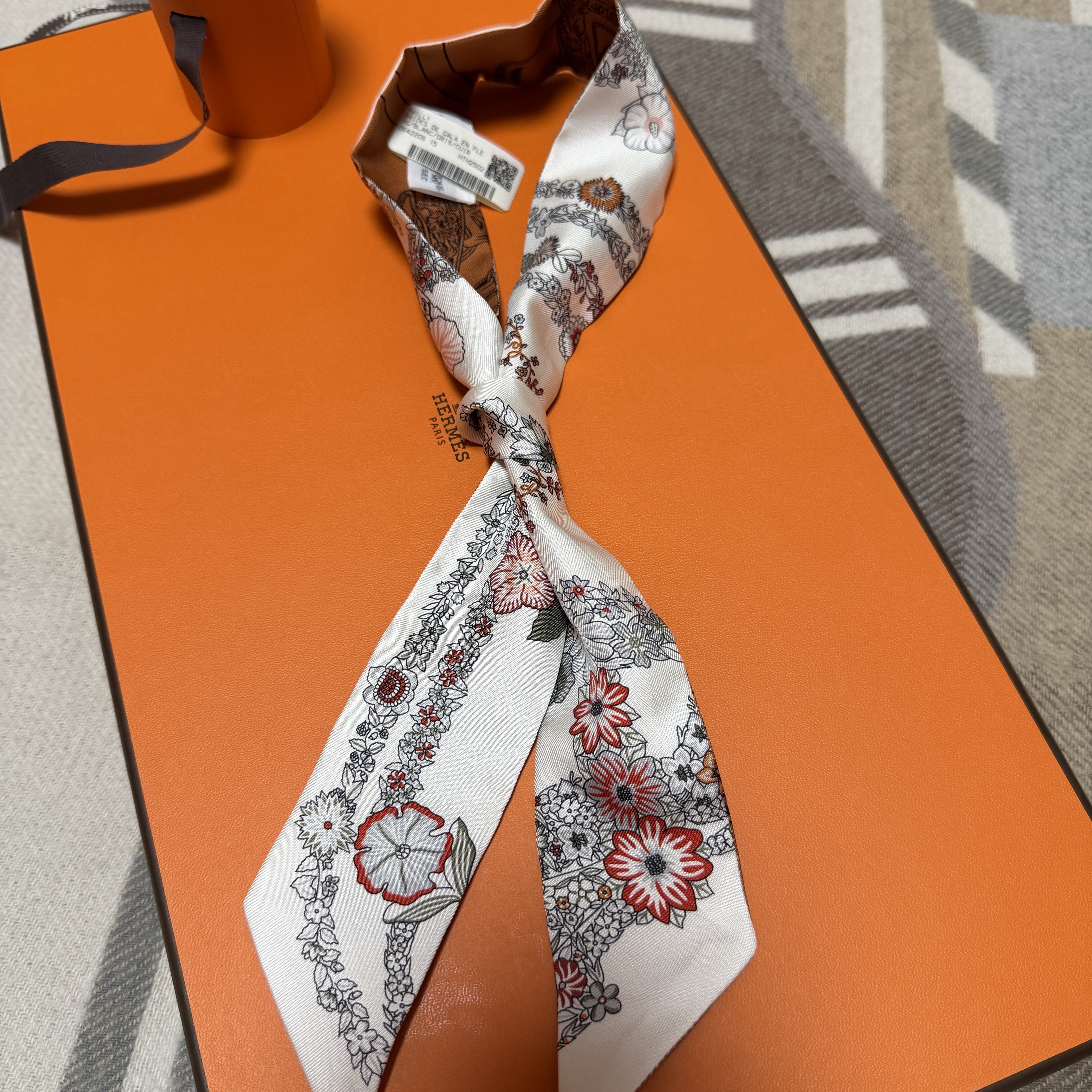 (W) Hermes Brides de Gala en Fleurs Twilly Blanc Gris Cuir 착용 스타일 - 1