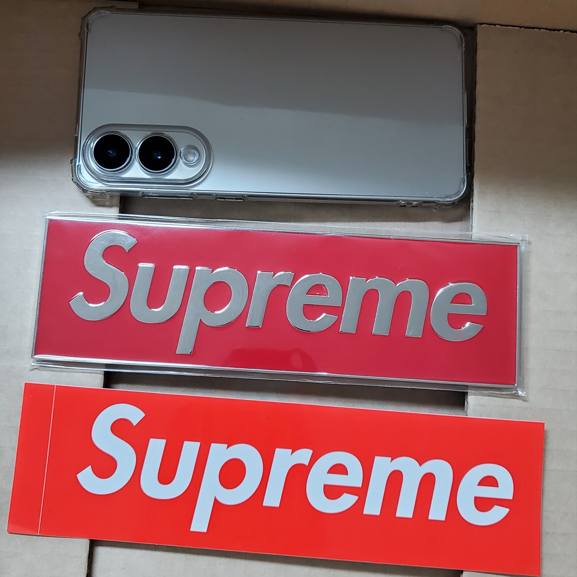 Supreme Box Logo Car Emblem Red - 25FW 착용 스타일
