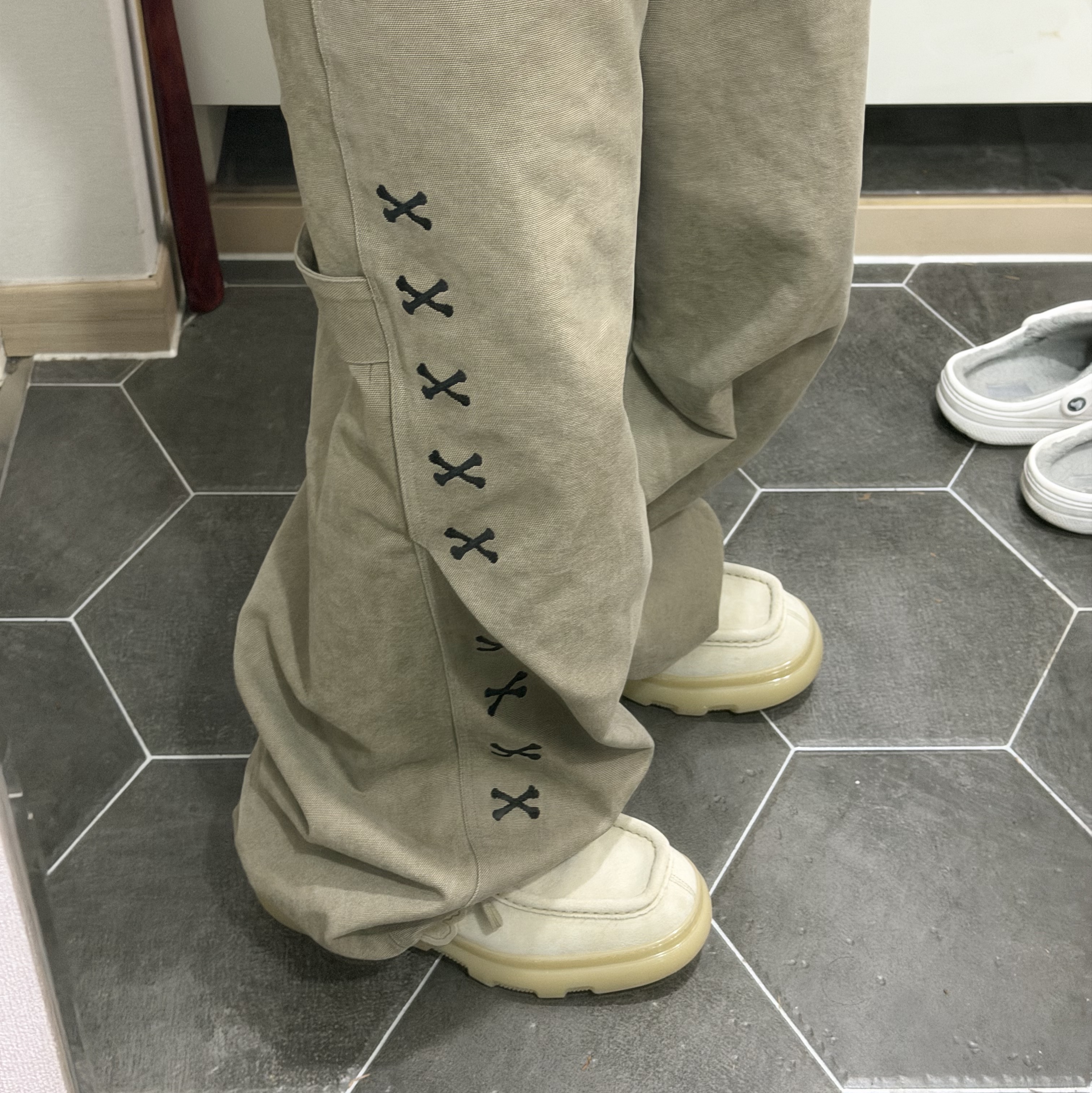 Burberry Suede Creeper Mid Shoes Clay, [KREAM 단독] Kamien X Aoiro 247 Work Pants 착용 스타일
