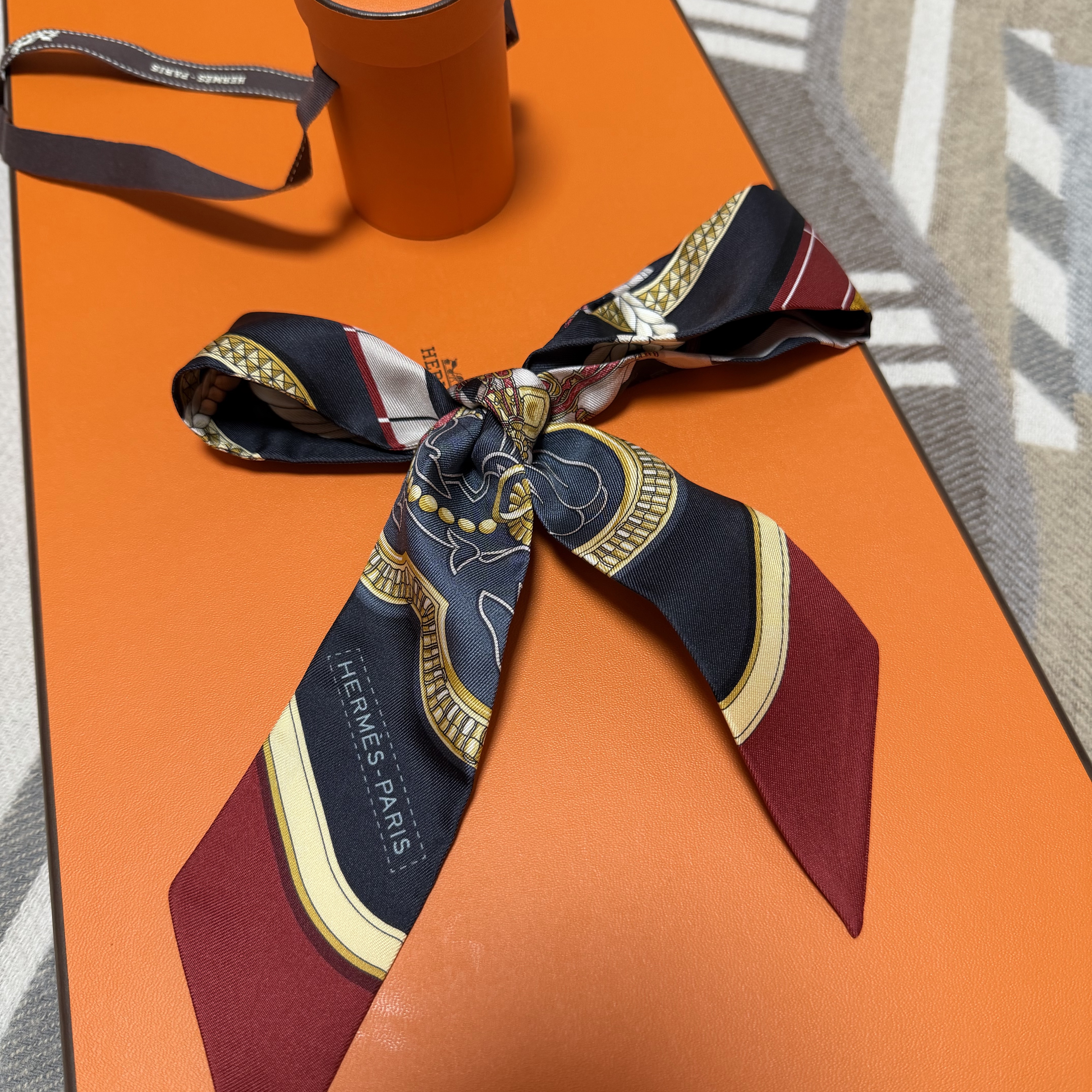 (W) Hermes Grand Apparat Twilly Anthracite Bordeaux Or, (W) Hermes Grand Apparat Twilly Ivoire Marine Rose 착용 스타일 - 1