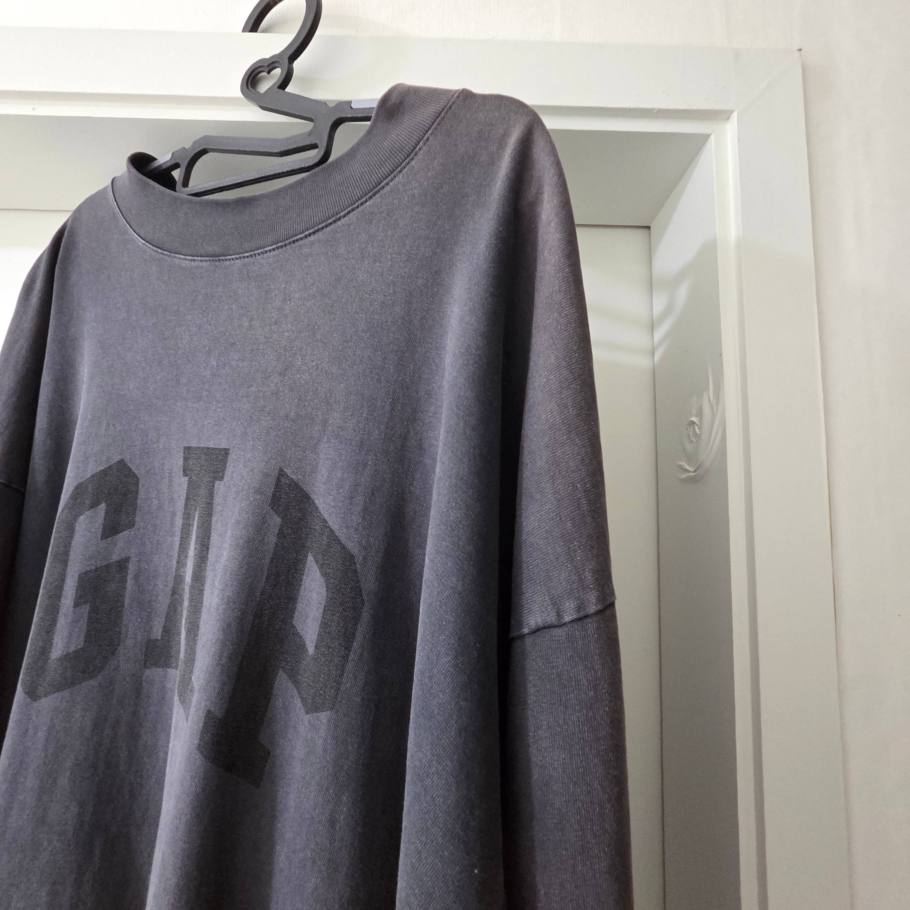 Yeezy Gap Engineered By Balenciaga Dove Long Sleeve T-Shirt Washed Black 착용 스타일